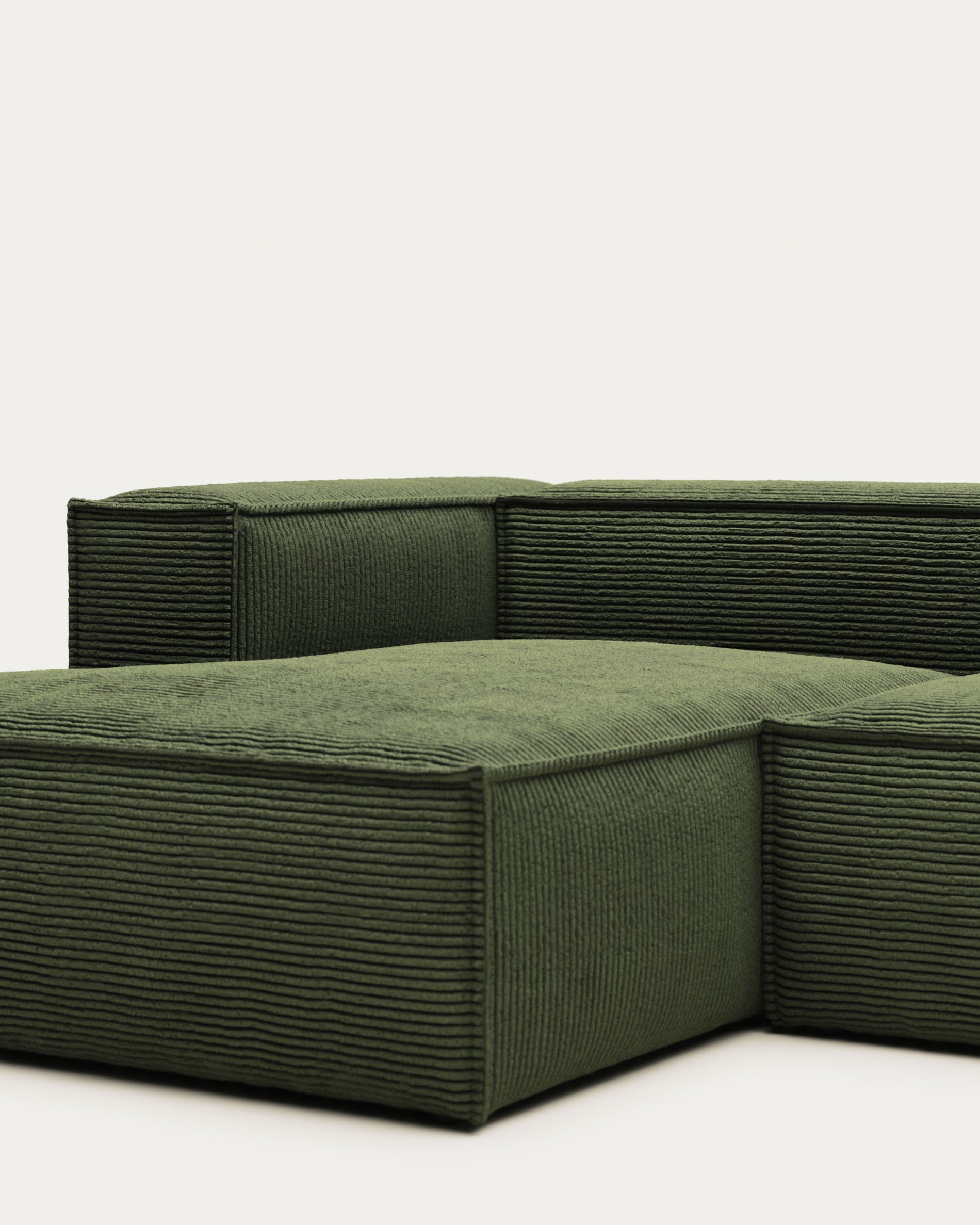 4-Sitzer-Sofa Blok mit Chaiselongue links, schwer entflammbar mit dickem, grünen Cord, 330 cm, FSC Mix Credit in Grün präsentiert im Onlineshop von KAQTU Design AG. 4er Sofa ist von Kave Home