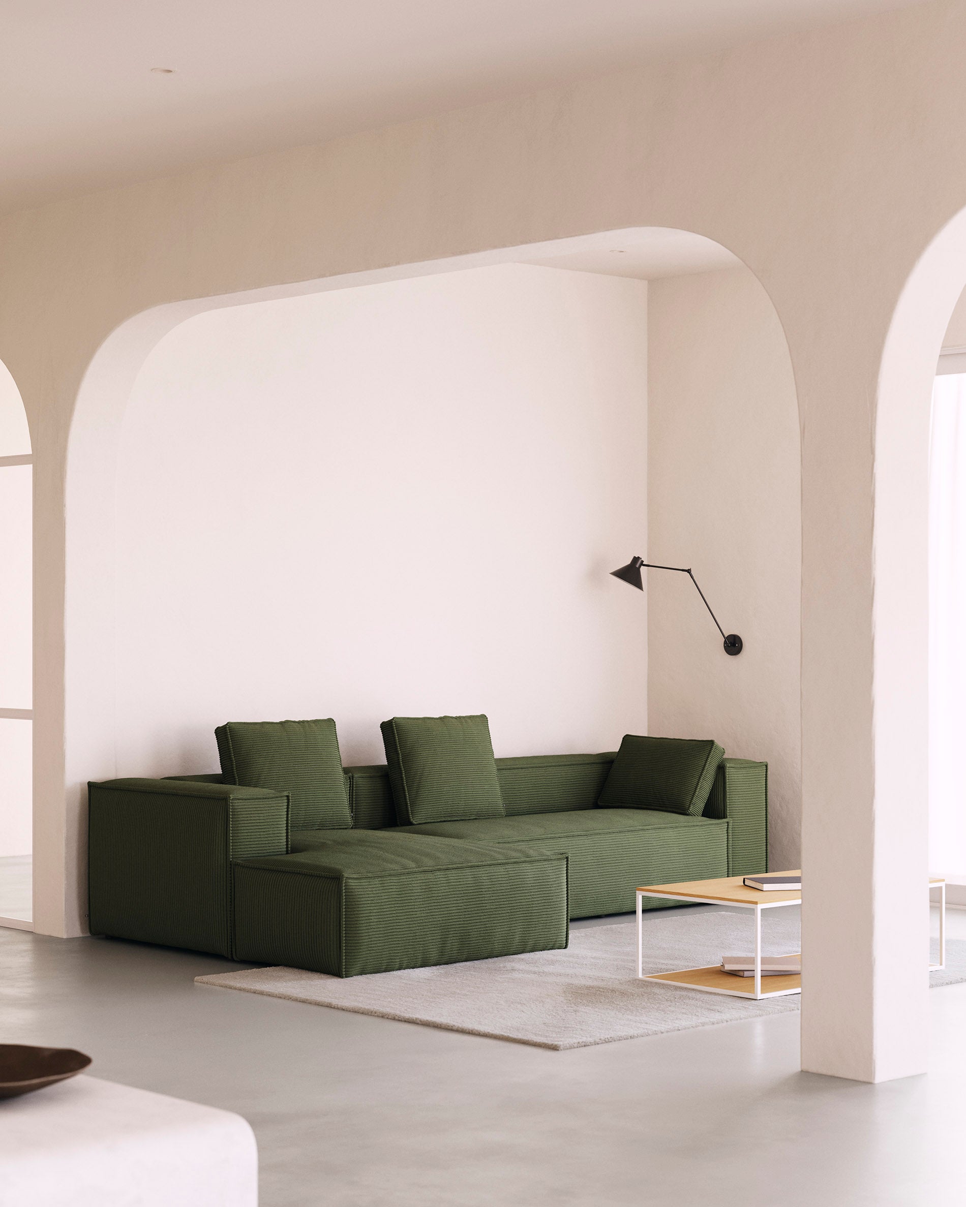 4-Sitzer-Sofa Blok mit Chaiselongue links, schwer entflammbar mit dickem, grünen Cord, 330 cm, FSC Mix Credit in Grün präsentiert im Onlineshop von KAQTU Design AG. 4er Sofa ist von Kave Home