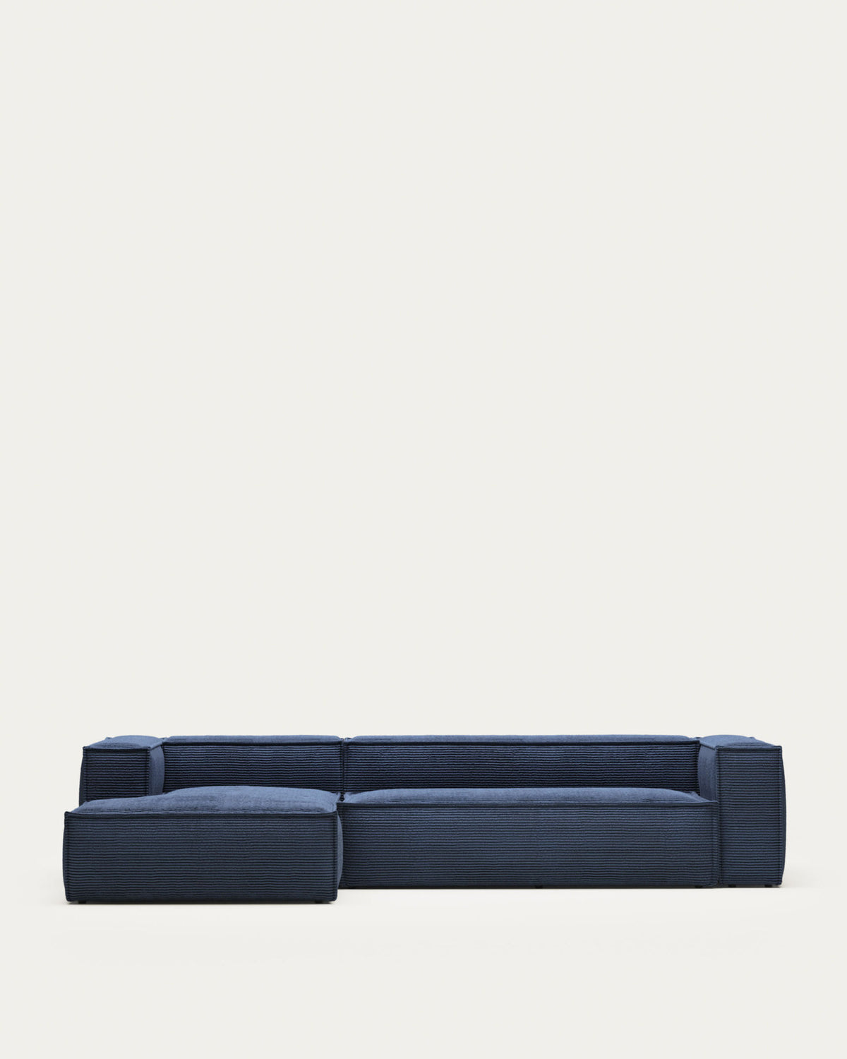 Blok 4-Sitzer-Sofa mit Chaiselongue links breiter Cord blau 330 cm FR in Blau präsentiert im Onlineshop von KAQTU Design AG. 4er Sofa ist von Kave Home