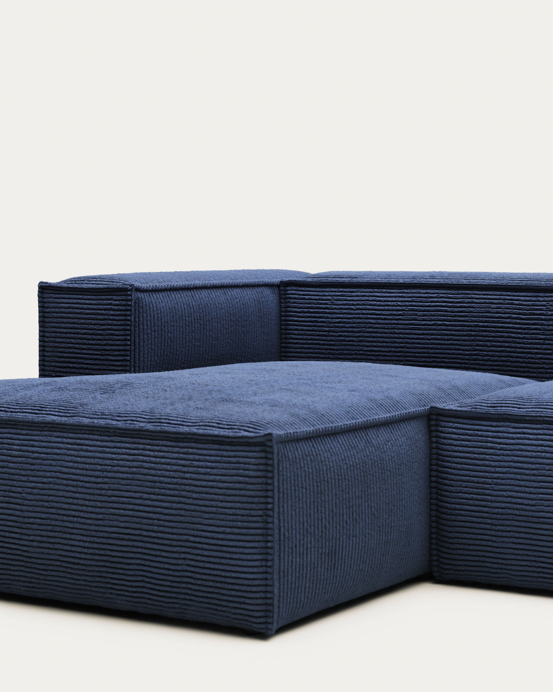 Blok 4-Sitzer-Sofa mit Chaiselongue links breiter Cord blau 330 cm FR in Blau präsentiert im Onlineshop von KAQTU Design AG. 4er Sofa ist von Kave Home