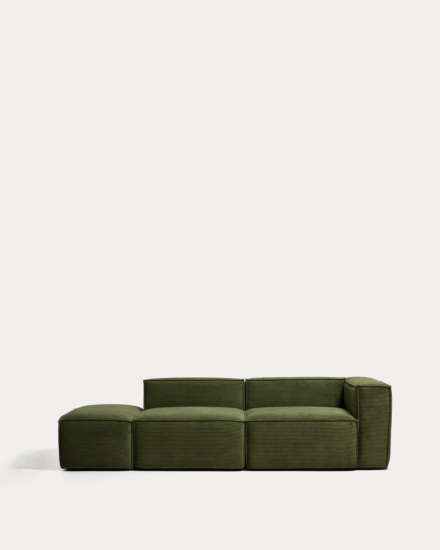 3-Sitzer-Sofa Blok mit Armlehne rechts und Pouf-Randmodul in grobem grünem Cord, 270 cm, FSC Mix Credit in Grün präsentiert im Onlineshop von KAQTU Design AG. 3er Sofa ist von Kave Home