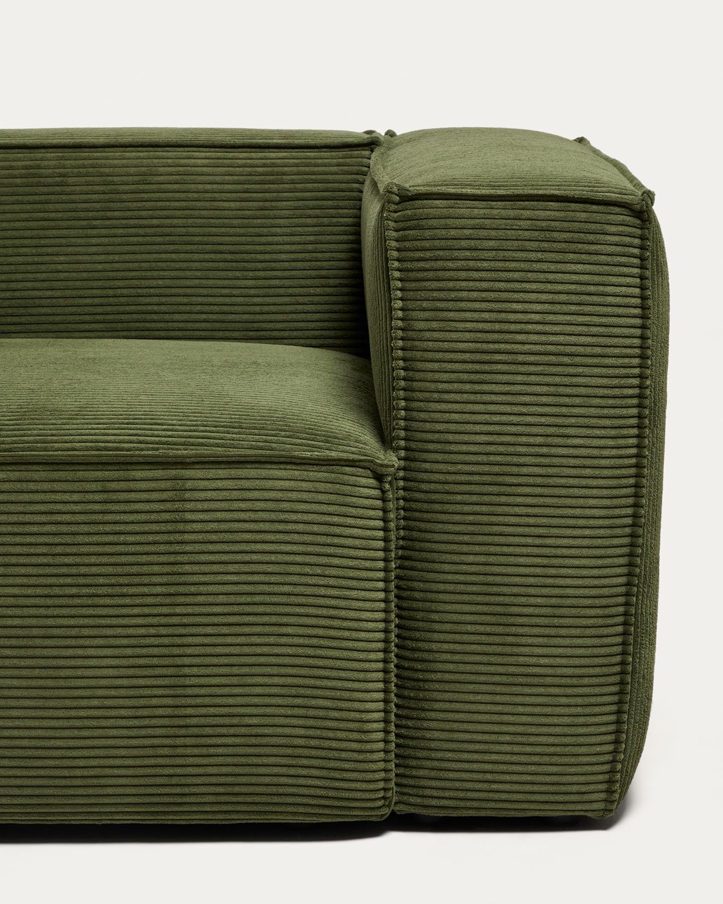 3-Sitzer-Sofa Blok mit Armlehne rechts und Pouf-Randmodul in grobem grünem Cord, 270 cm, FSC Mix Credit in Grün präsentiert im Onlineshop von KAQTU Design AG. 3er Sofa ist von Kave Home