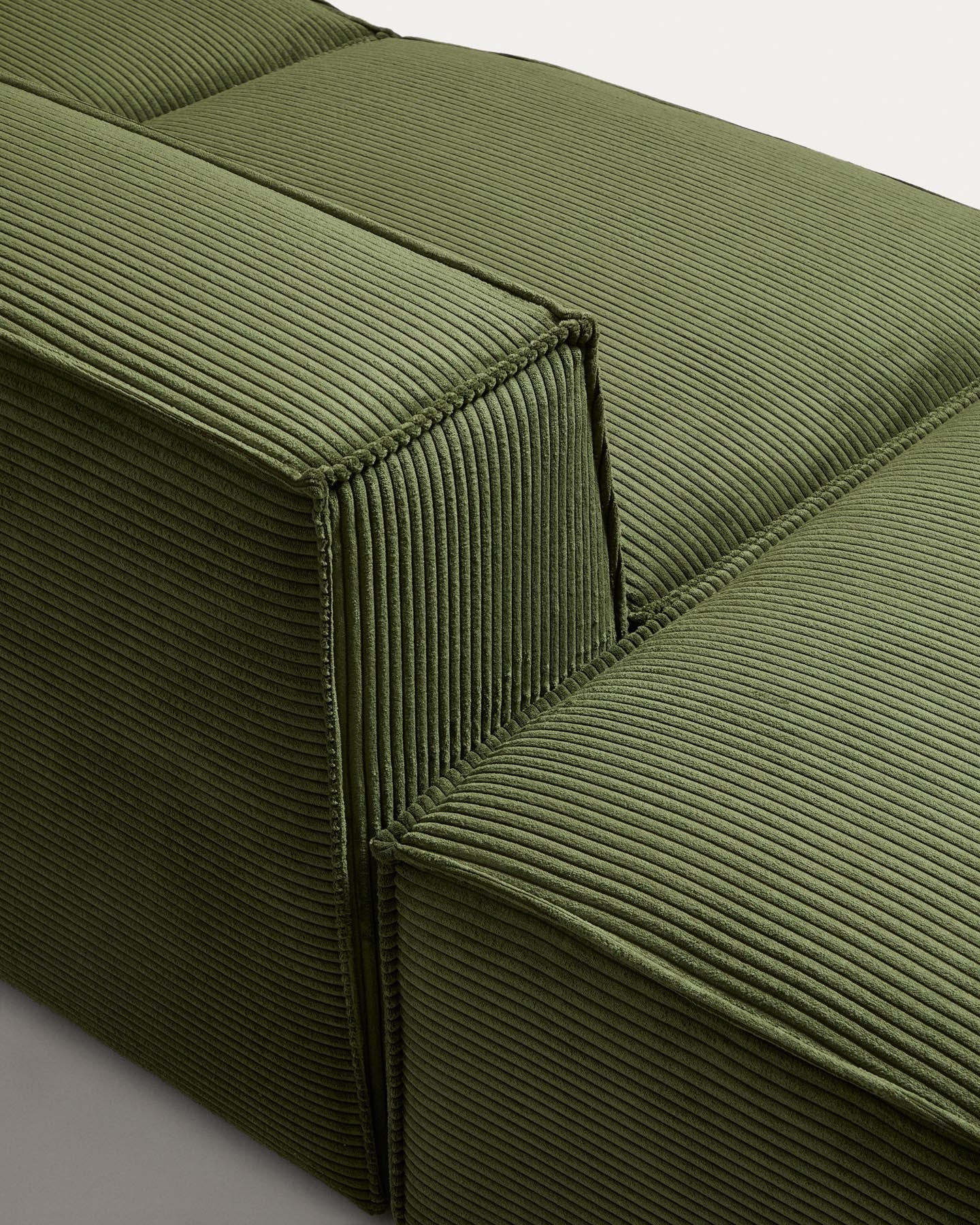3-Sitzer-Sofa Blok mit Armlehne links und Pouf-Randmodul in grobem grünem Cord, 270 cm, FSC Mix Credit in Grün präsentiert im Onlineshop von KAQTU Design AG. 3er Sofa ist von Kave Home