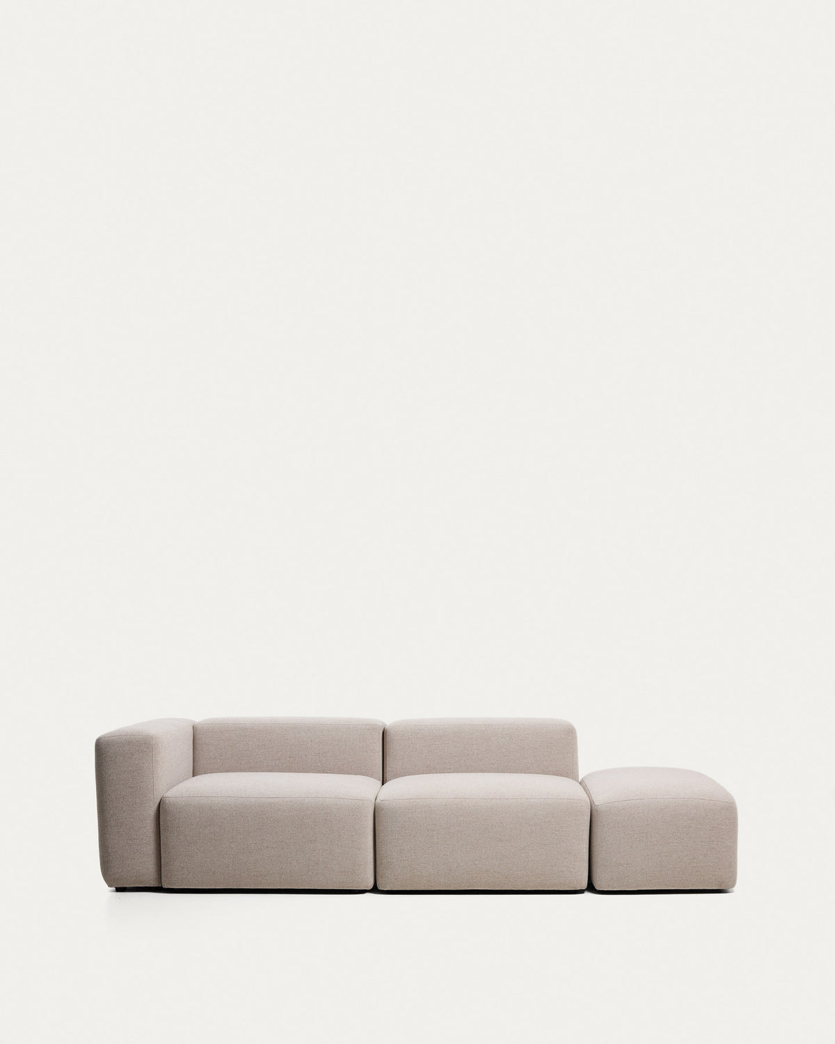 3-Sitzer-Sofa Blok mit Armlehne links und Pouf-Randmodul in beiger Chenille, 270 cm, FSC Mix Credit in Beige präsentiert im Onlineshop von KAQTU Design AG. 3er Sofa ist von Kave Home
