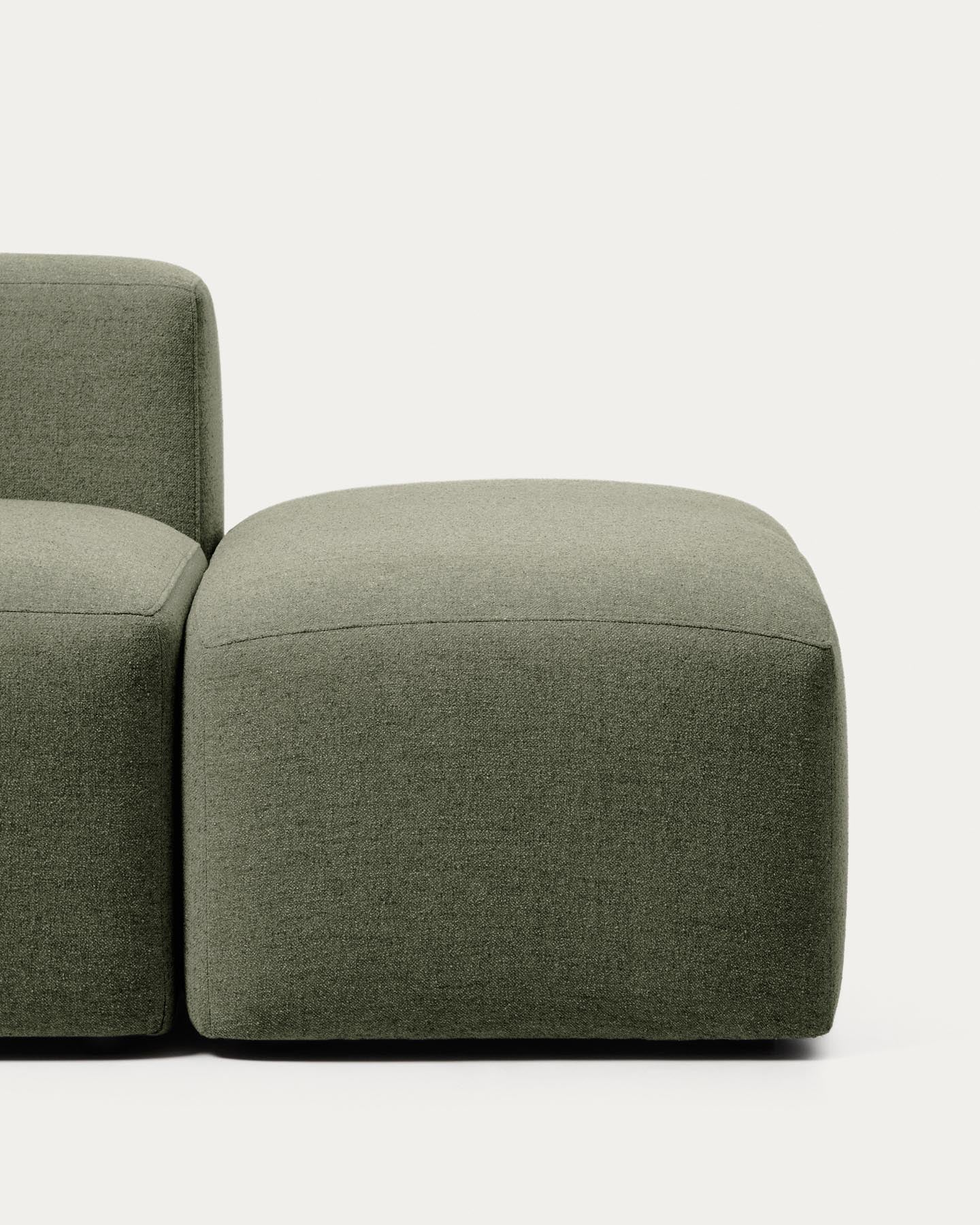 3-Sitzer-Sofa Blok mit Armlehne links und Pouf-Randmodul in moosgrüner Chenille, 270 cm, FSC Mix Credit in Grün präsentiert im Onlineshop von KAQTU Design AG. 3er Sofa ist von Kave Home
