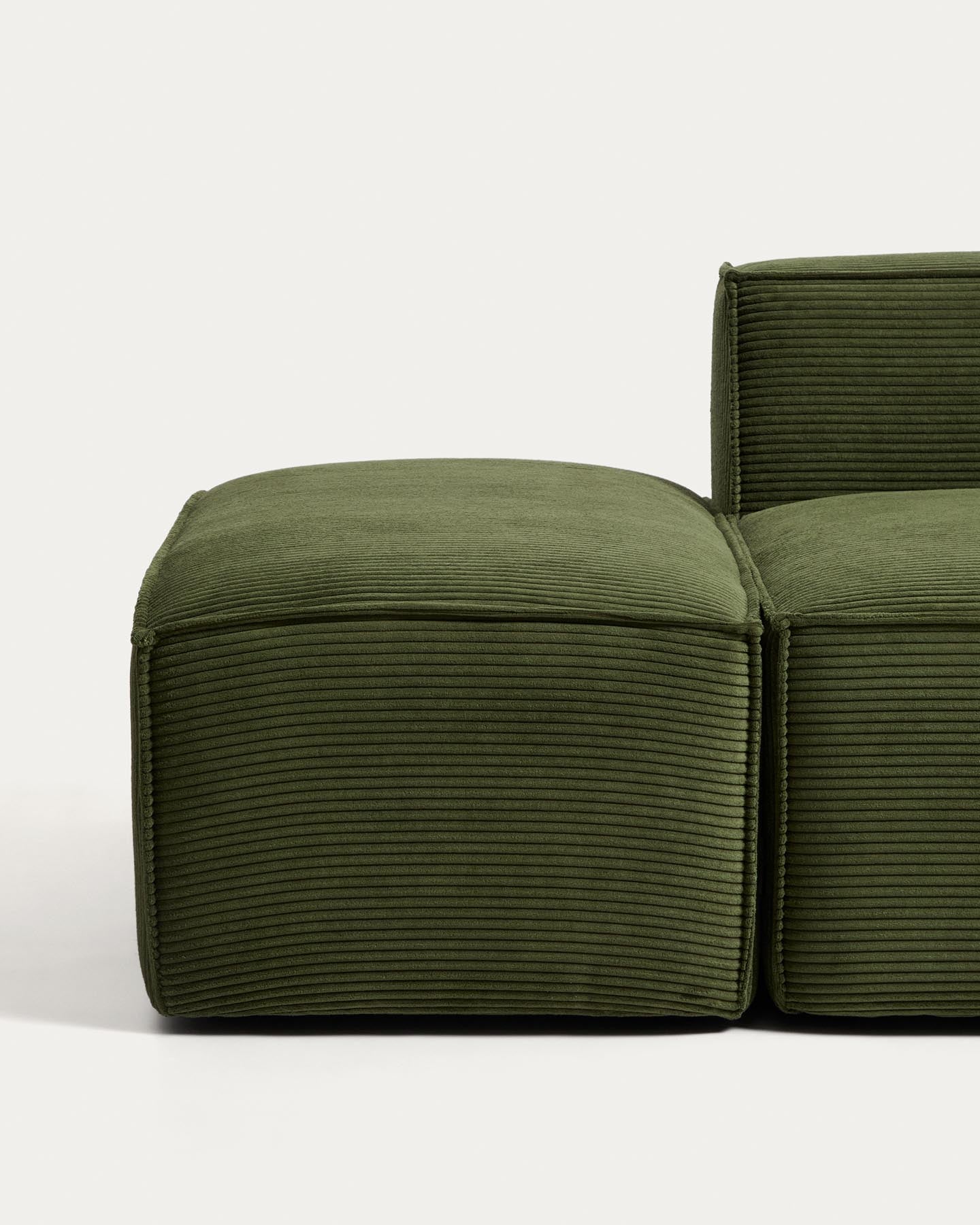 3-Sitzer-Sofa Blok mit Pouf-Randmodul in grobem grünem Cord, 240 cm, FSC Mix Credit in Grün präsentiert im Onlineshop von KAQTU Design AG. 3er Sofa ist von Kave Home