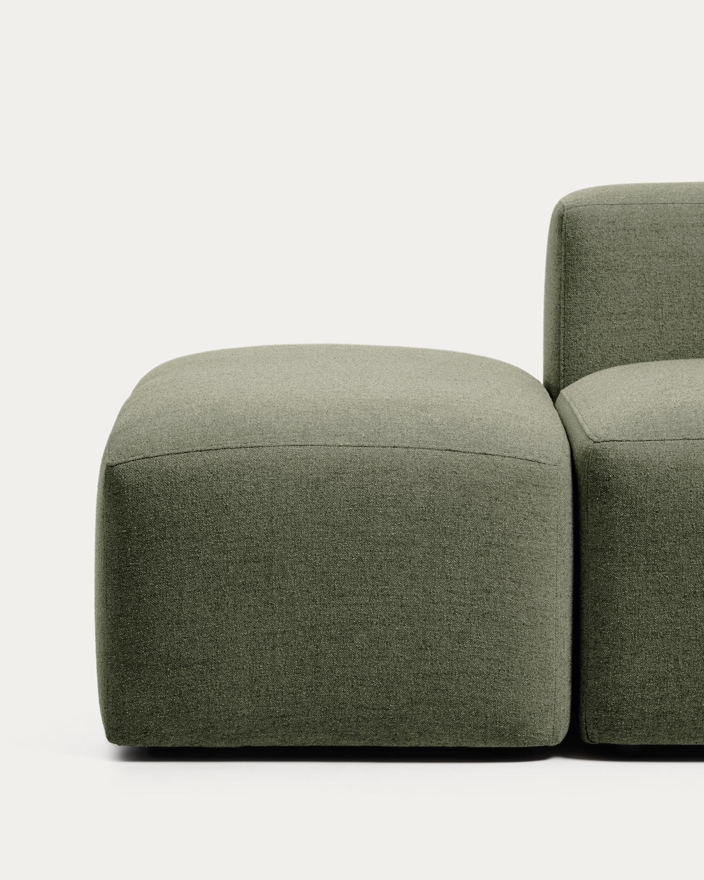 3-Sitzer-Sofa Blok mit Pouf-Randmodul in moosgrüner Chenille, 240 cm, FSC Mix Credit in Grün präsentiert im Onlineshop von KAQTU Design AG. 3er Sofa ist von Kave Home