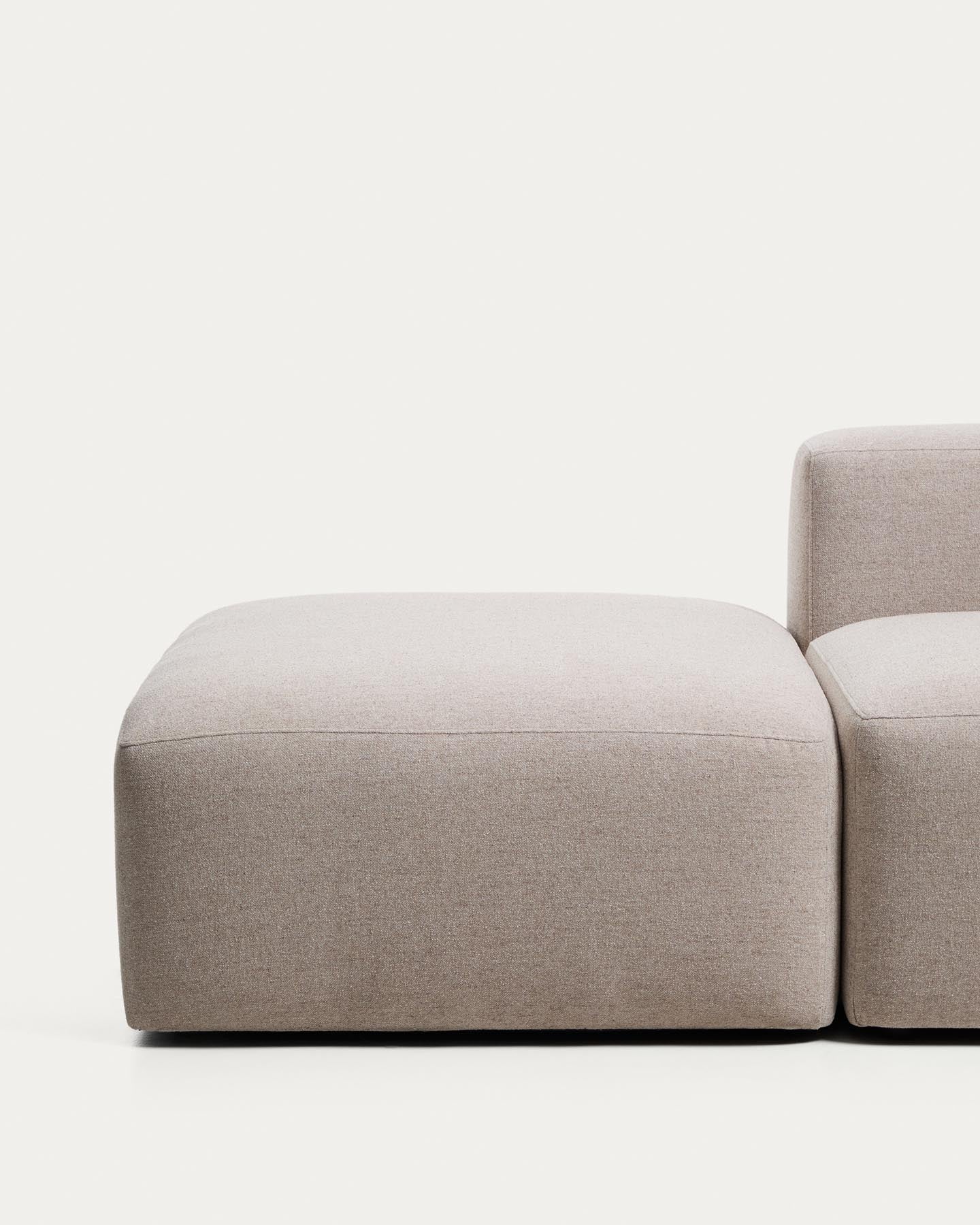 3-Sitzer-Sofa Blok mit Pouf-Randmodul in beiger Chenille, 270 cm, FSC Mix Credit in Beige präsentiert im Onlineshop von KAQTU Design AG. 3er Sofa ist von Kave Home