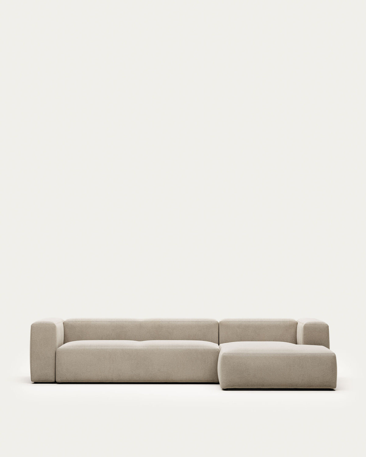 4-Sitzer-Sofa Blok mit Chaiselongue rechts, schwer entflammbar mit beiger Chenille, 330 cm in Beige präsentiert im Onlineshop von KAQTU Design AG. 4er Sofa ist von Kave Home