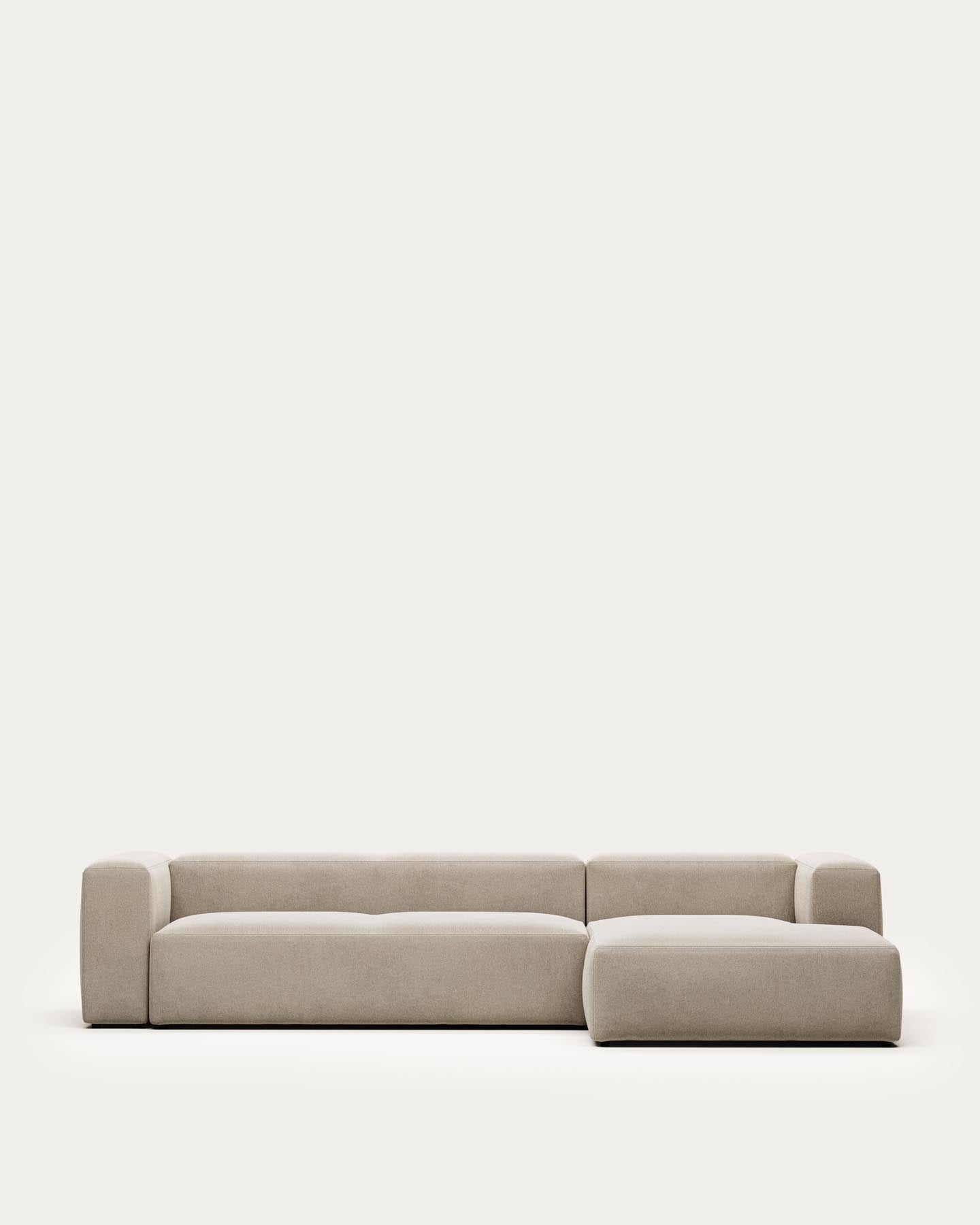 4-Sitzer-Sofa Blok mit Chaiselongue rechts, schwer entflammbar mit beiger Chenille, 330 cm in Beige präsentiert im Onlineshop von KAQTU Design AG. 4er Sofa ist von Kave Home