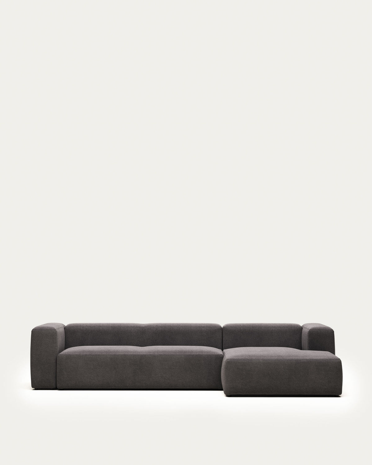 Blok 4-Sitzer-Sofa mit Chaiselongue rechts grau 330 cm FR in Grau präsentiert im Onlineshop von KAQTU Design AG. 4er Sofa ist von Kave Home