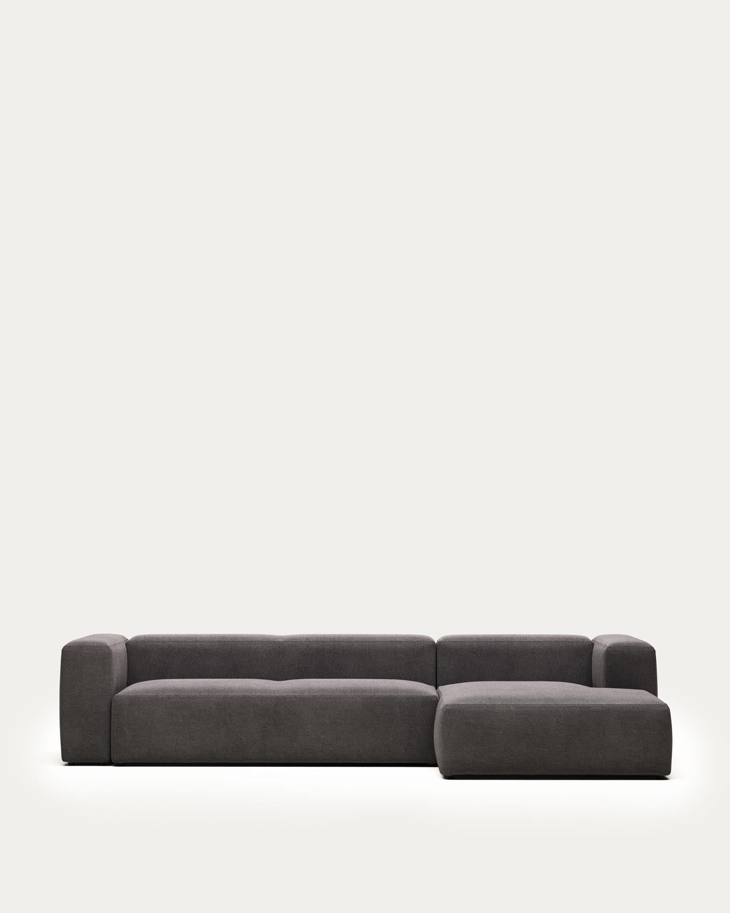 Blok 4-Sitzer-Sofa mit Chaiselongue rechts grau 330 cm FR in Grau präsentiert im Onlineshop von KAQTU Design AG. 4er Sofa ist von Kave Home