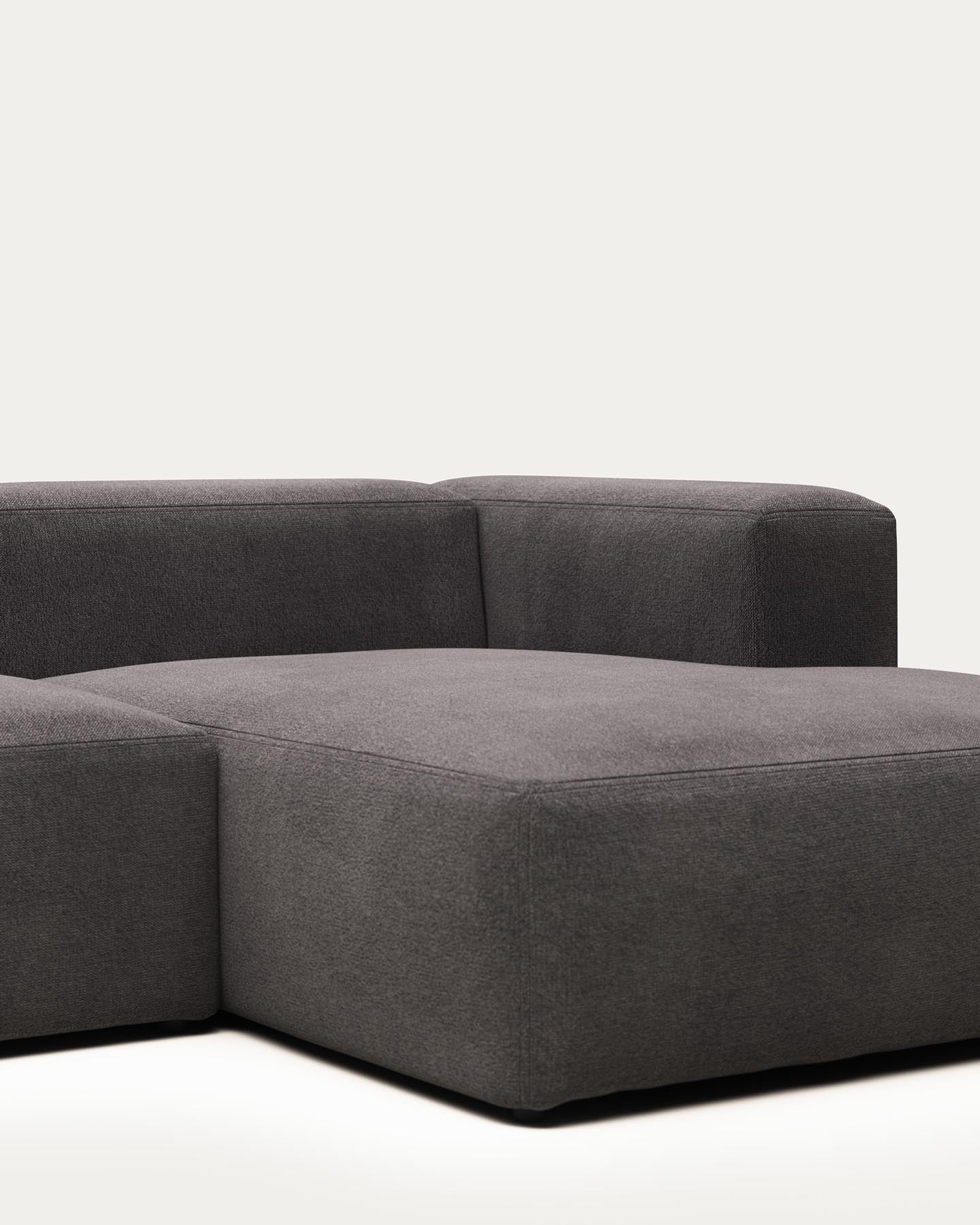 Blok 4-Sitzer-Sofa mit Chaiselongue rechts grau 330 cm FR in Grau präsentiert im Onlineshop von KAQTU Design AG. 4er Sofa ist von Kave Home
