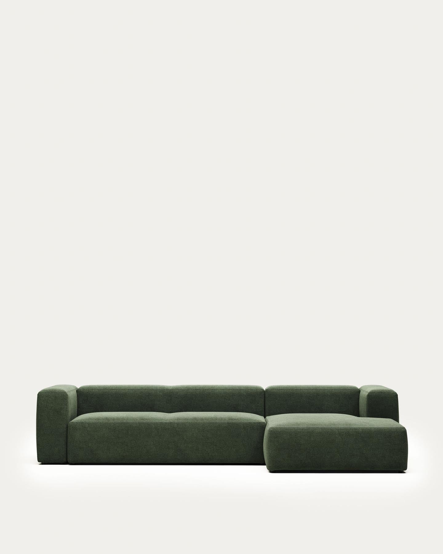 4-Sitzer-Sofa Blok mit Chaiselongue rechts, schwer entflammbar mit grüner Chenille, 330 cm in Grün präsentiert im Onlineshop von KAQTU Design AG. 4er Sofa ist von Kave Home