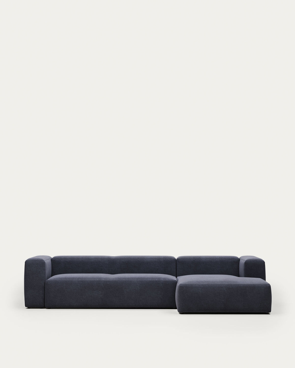 Blok 4-Sitzer Sofa mit Chaiselongue rechts blau 330 cm FR in Blau präsentiert im Onlineshop von KAQTU Design AG. 4er Sofa ist von Kave Home