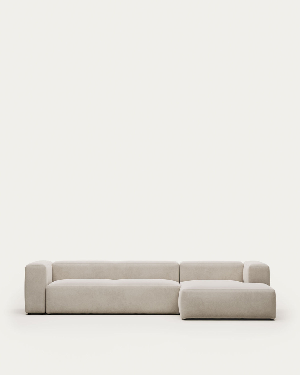 4-Sitzer-Sofa Blok mit Chaiselongue rechts, schwer entflammbar mit weisser Chenille, 330 cm in Natur präsentiert im Onlineshop von KAQTU Design AG. 4er Sofa ist von Kave Home