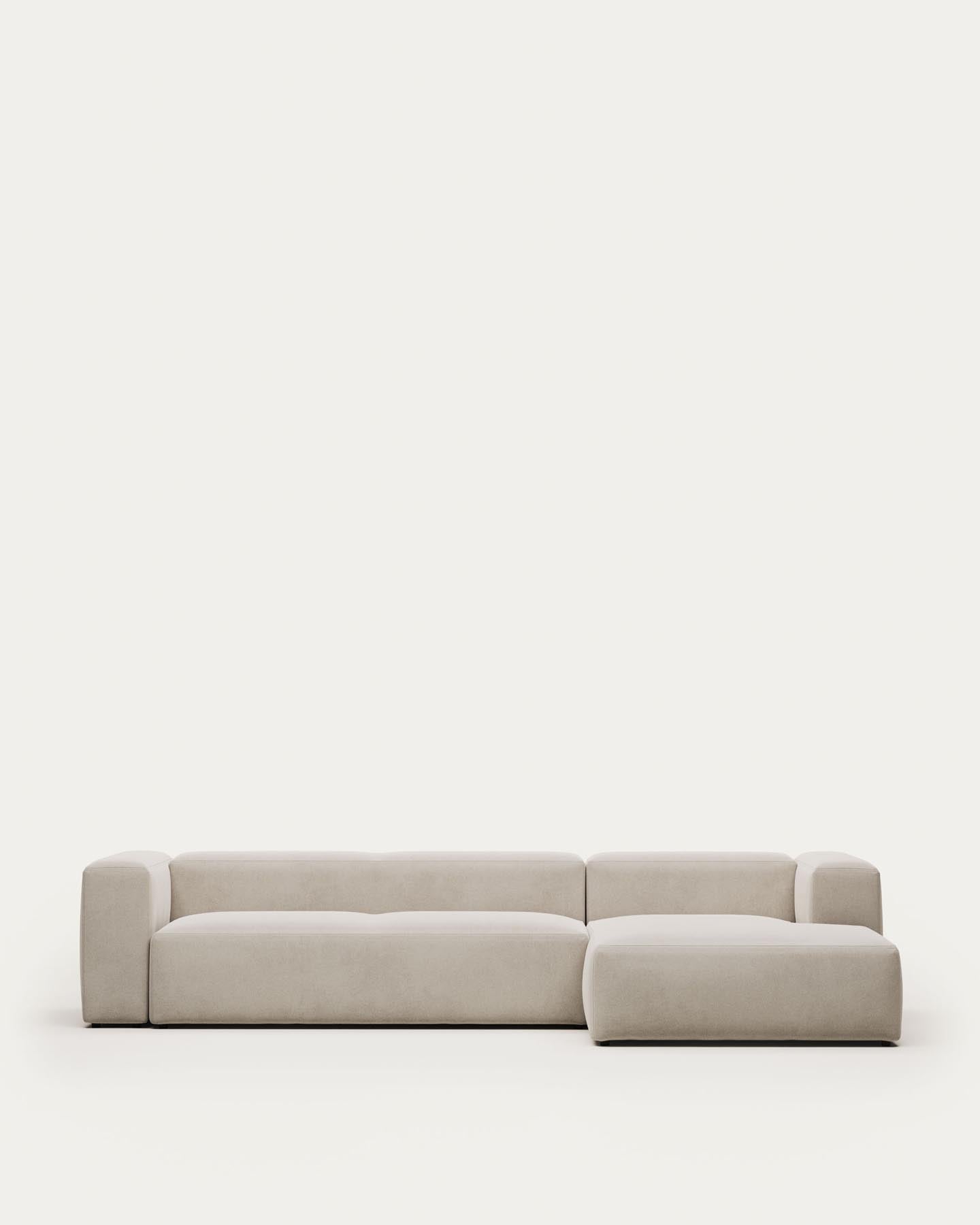 4-Sitzer-Sofa Blok mit Chaiselongue rechts, schwer entflammbar mit weisser Chenille, 330 cm in Grau präsentiert im Onlineshop von KAQTU Design AG. 4er Sofa ist von Kave Home