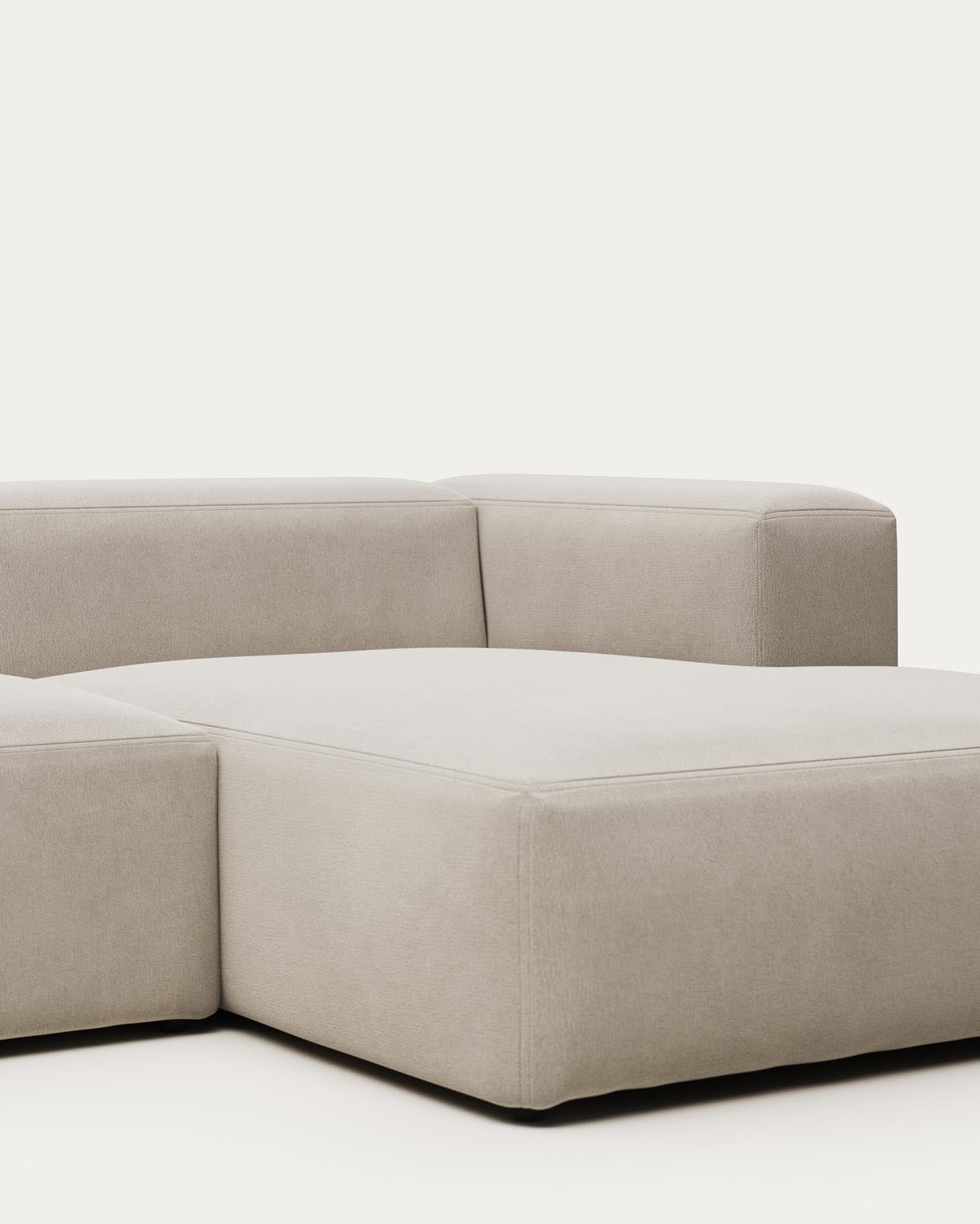 4-Sitzer-Sofa Blok mit Chaiselongue rechts, schwer entflammbar mit weisser Chenille, 330 cm in Grau präsentiert im Onlineshop von KAQTU Design AG. 4er Sofa ist von Kave Home