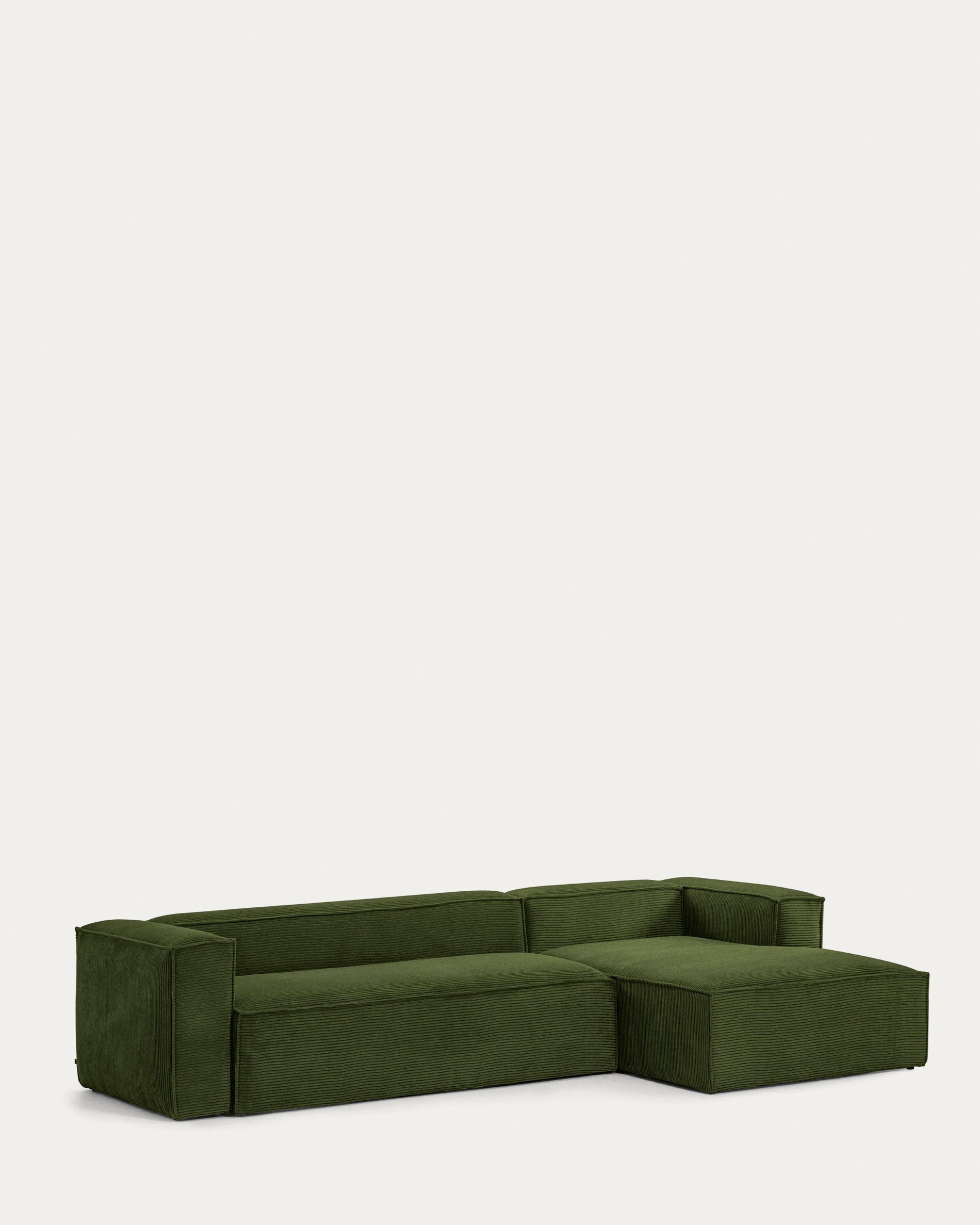 Elegantes 4-Sitzer-Sofa in grünem Cord, 330 cm breit, mit rechter Chaiselongue. Komfort und Nachhaltigkeit vereint.