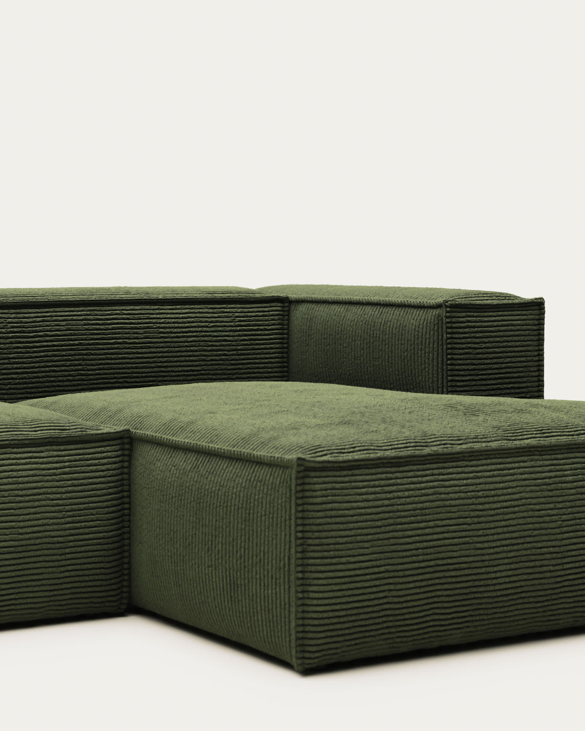 Elegantes 4-Sitzer-Sofa in grünem Cord, 330 cm breit, mit rechter Chaiselongue. Komfort und Nachhaltigkeit vereint.