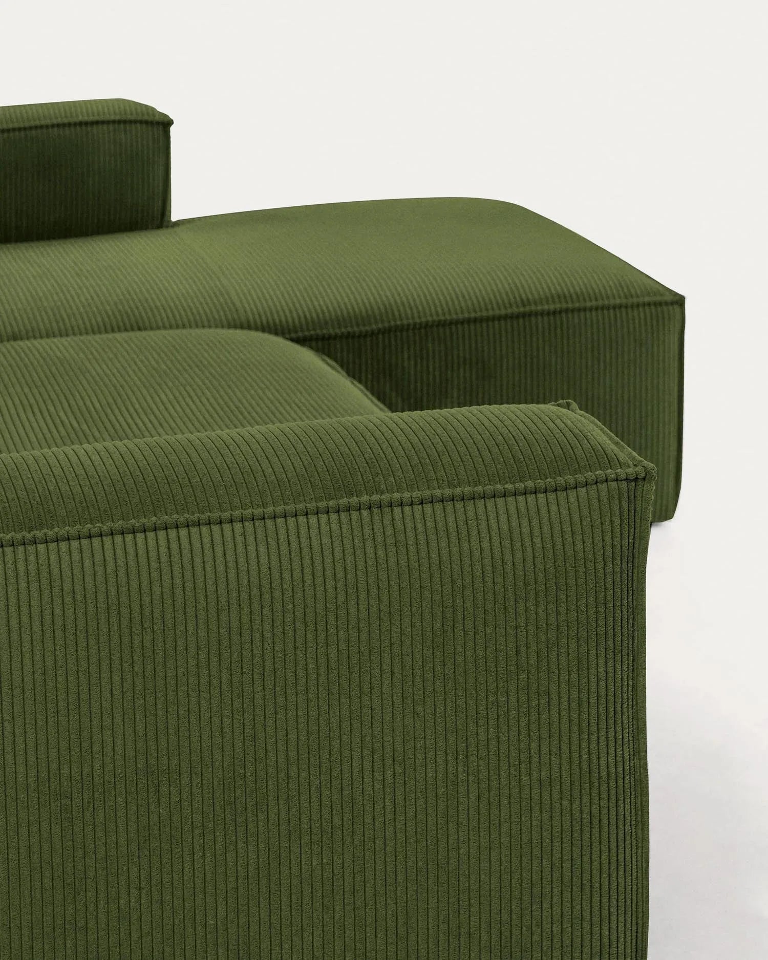 Elegantes 4-Sitzer-Sofa mit rechter Chaiselongue, grünem Cordbezug, 330 cm breit, nachhaltig gefertigt, von Kave Home.