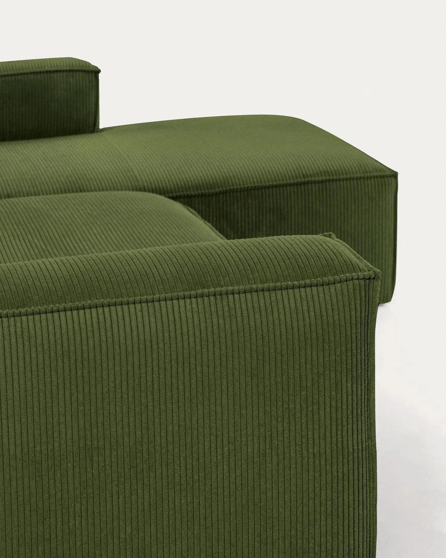 Modernes 4-Sitzer-Sofa mit rechter Chaiselongue, grünem Cordstoff, 330 cm breit, FSC-zertifiziert, von Kave Home.