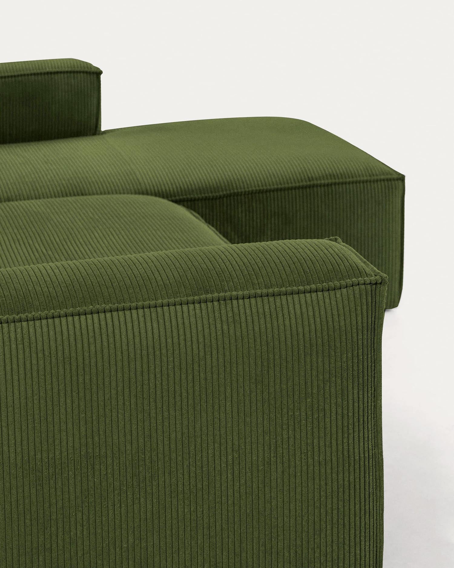 Elegantes 4-Sitzer-Sofa mit rechter Chaiselongue, luxuriösem, grünem Cord und FSC-zertifizierter Qualität von Kave Home. Ideal für dein Wohnzimmer!