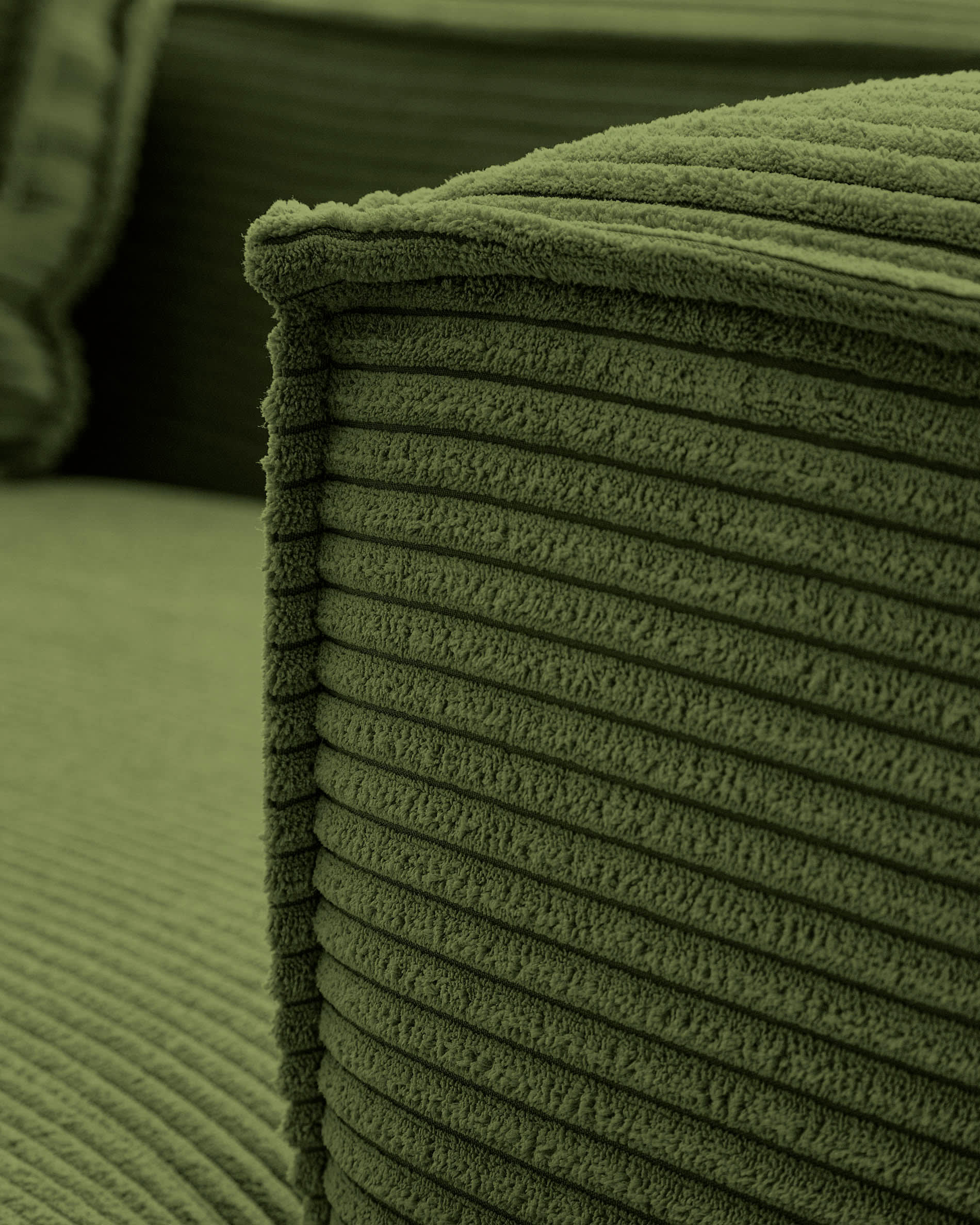 Modernes 4-Sitzer-Sofa mit Chaiselongue rechts, grünem Cordstoff, 330 cm breit, nachhaltig mit FSC-Zertifikat, von Kave Home.