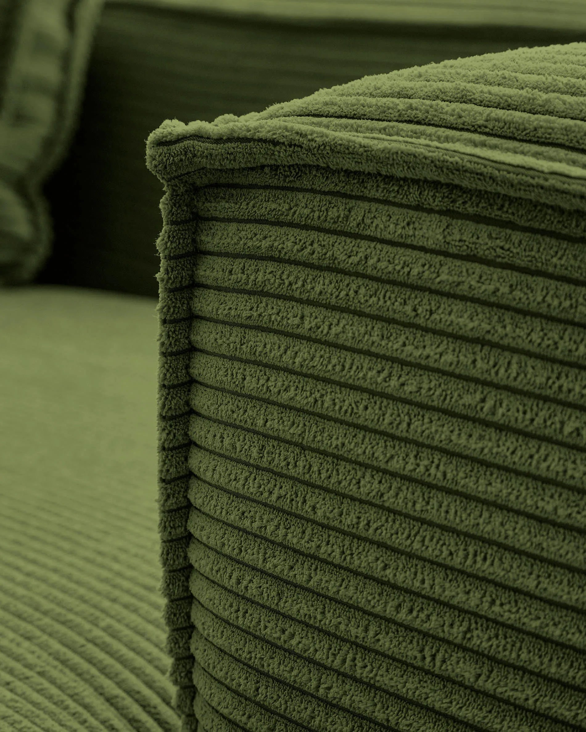 Elegantes 4-Sitzer-Sofa mit rechter Chaiselongue, grünem Cordbezug, 330 cm breit, nachhaltig gefertigt, von Kave Home.