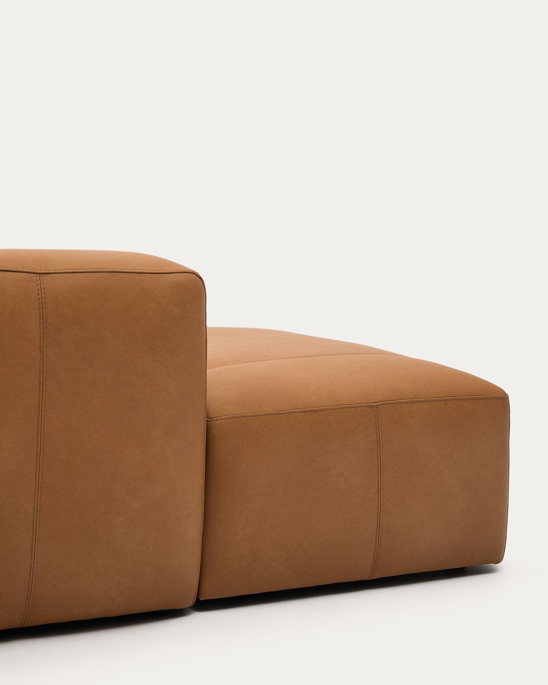 Elegantes 4-Sitzer Sofa Blok in braunem Leder mit rechter Chaiselongue, ideal für stilvolle Wohnräume. Maße: 330 cm.