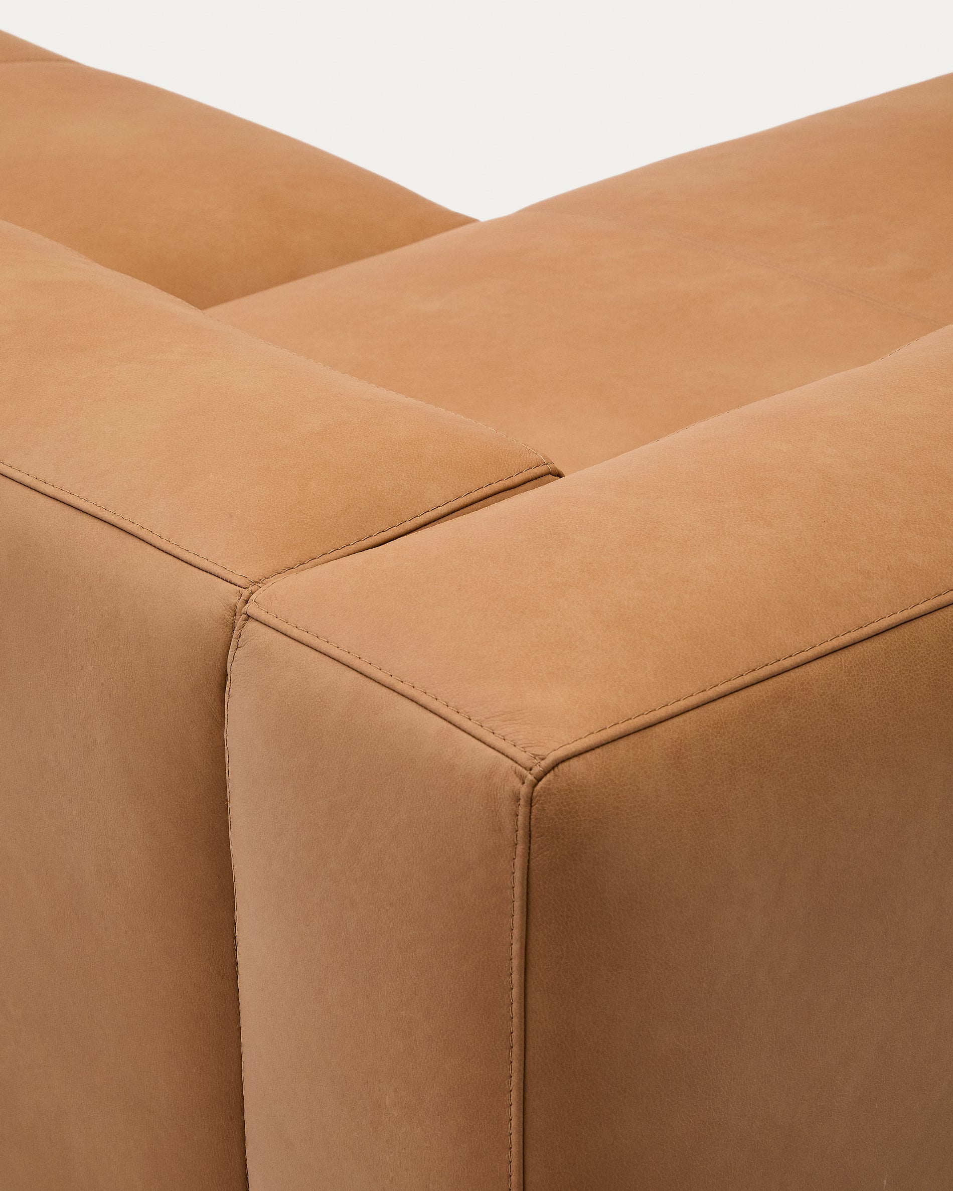 Elegantes 4-Sitzer Sofa Blok in braunem Leder mit rechter Chaiselongue, ideal für stilvolle Wohnräume. Maße: 330 cm.