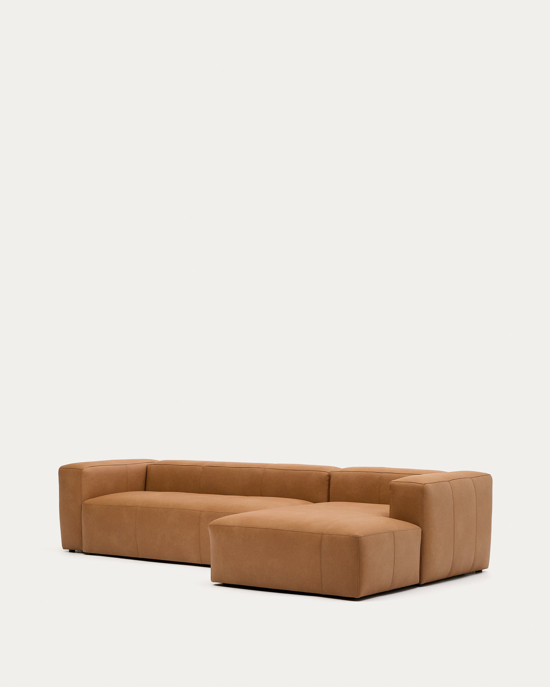 Elegantes 4-Sitzer Sofa Blok in braunem Leder mit rechter Chaiselongue, ideal für stilvolle Wohnräume. 330 cm lang, von Kave Home.