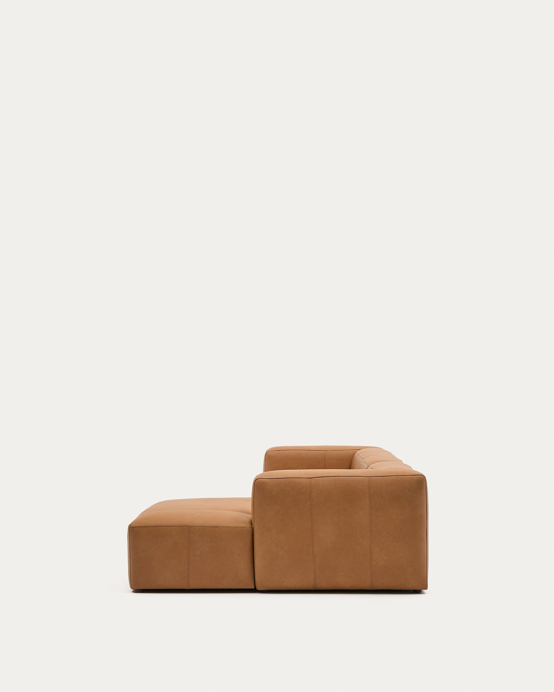 Stilvolles 4-Sitzer Sofa Blok aus hochwertigem braunem Leder mit rechter Chaiselongue, perfekt für moderne Wohnkonzepte. 330 cm.