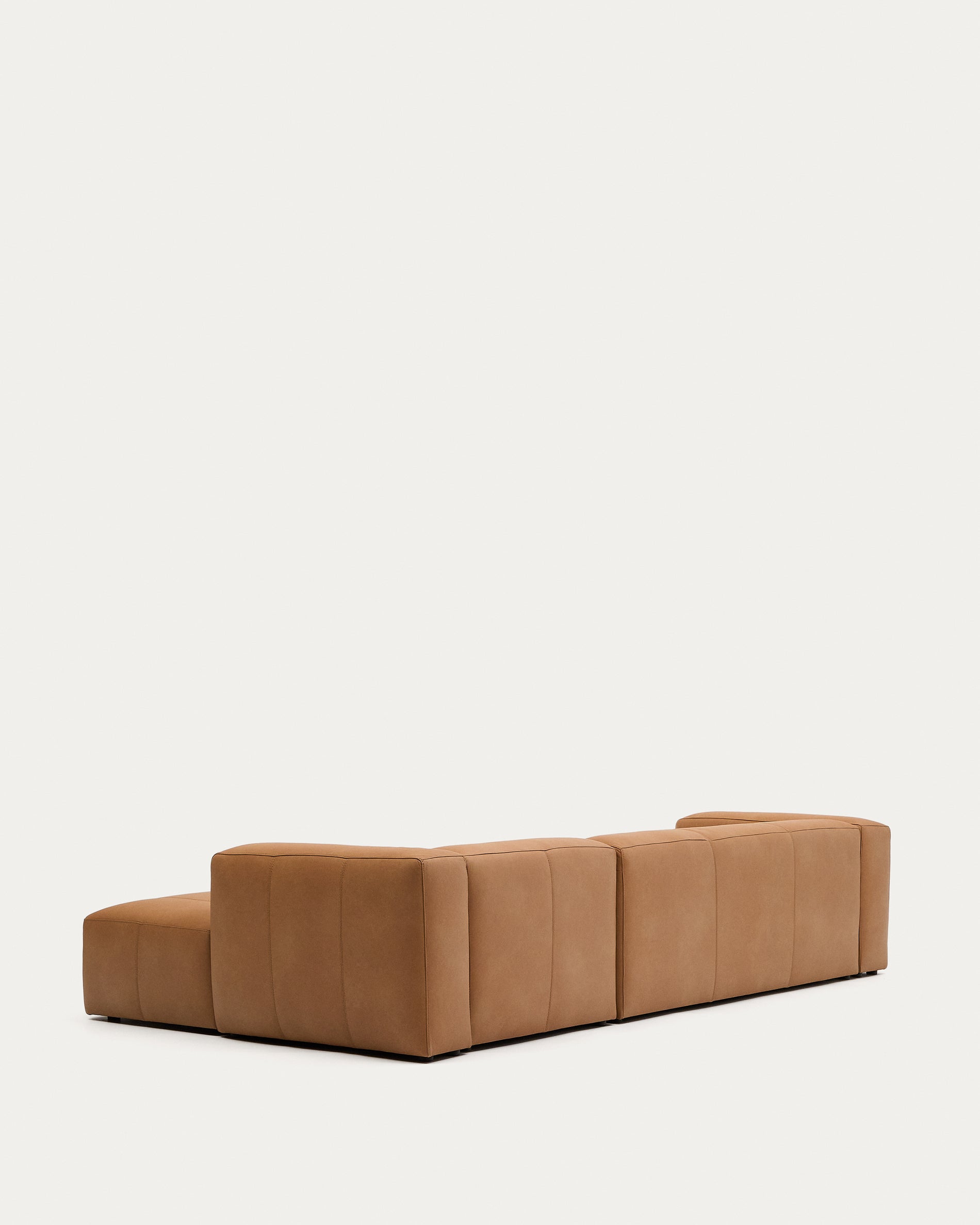 Elegantes 4-Sitzer Sofa Blok in braunem Leder mit rechter Chaiselongue, ideal für stilvolle Wohnräume. Maße: 330 cm.