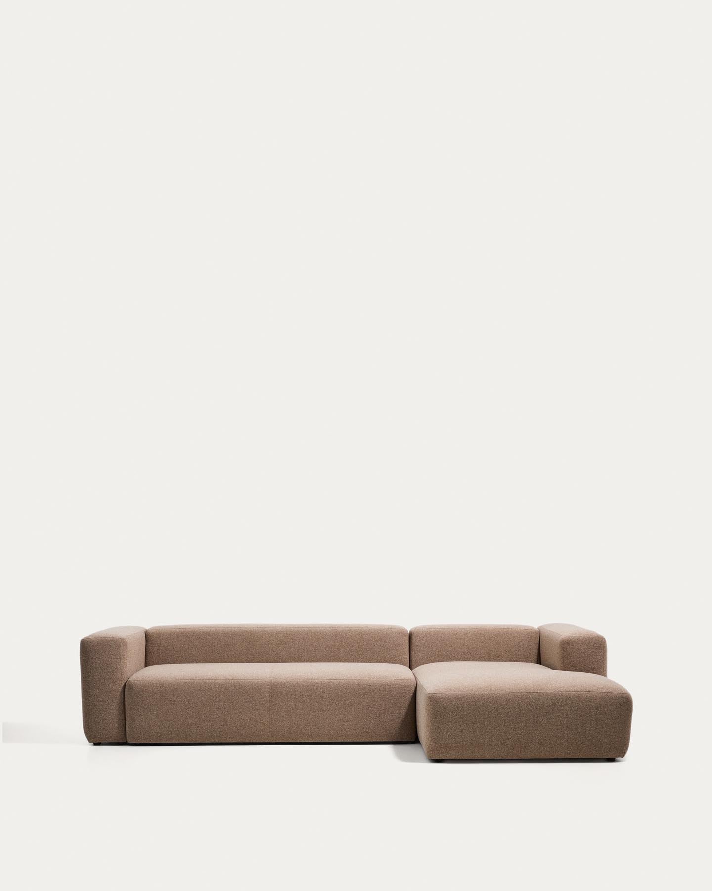 4-Sitzer-Sofa Blok mit Chaiselongue rechts in brauner Chenille, 330 cm, FSC Mix Credit in Taupe präsentiert im Onlineshop von KAQTU Design AG. L-Sofa rechts ist von Kave Home