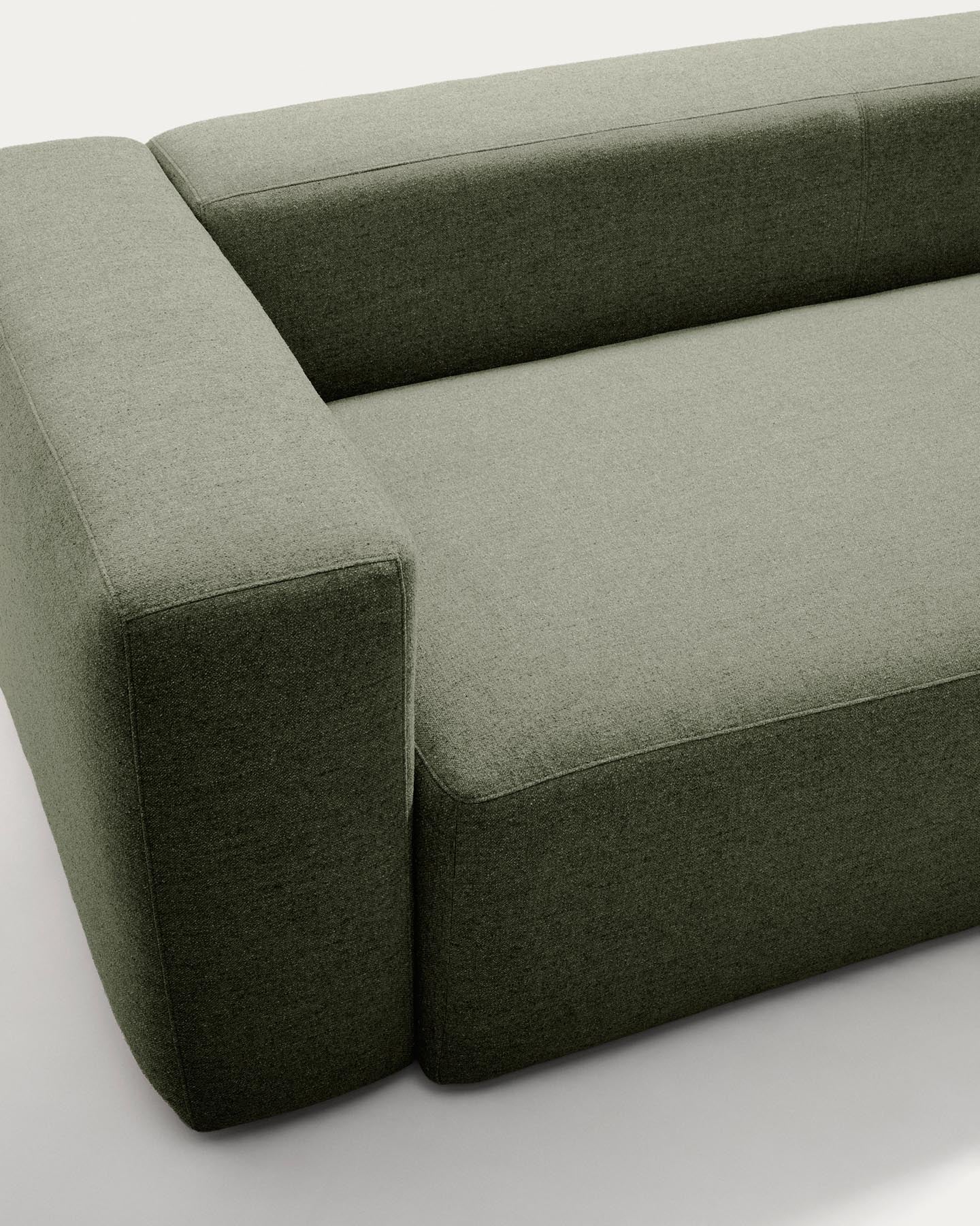 4-Sitzer-Sofa Blok mit Chaiselongue rechts in moosgrüner Chenille, 330 cm, FSC Mix Credit in Grün präsentiert im Onlineshop von KAQTU Design AG. L-Sofa rechts ist von Kave Home