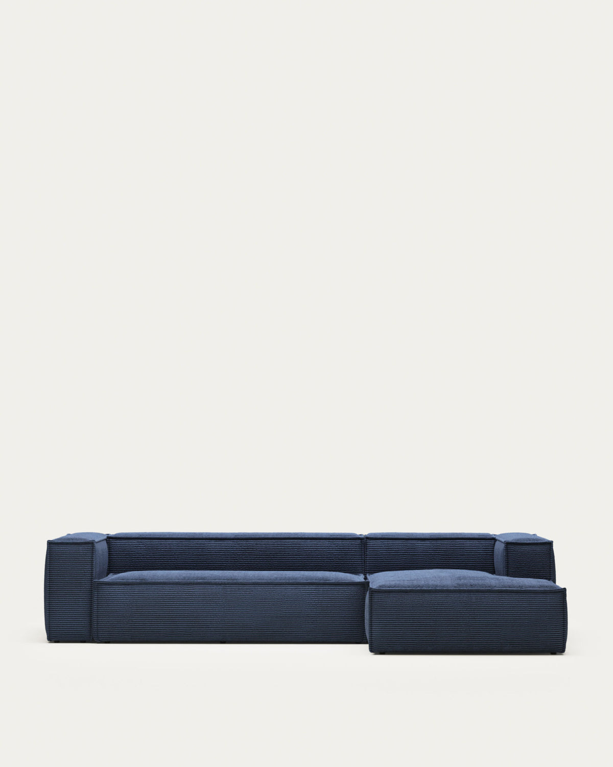4-Sitzer-Sofa Blok mit Chaiselongue rechts, schwer entflammbar mit dickem, blauem Cord, 330 cm, FSC Mix Credit in Blau präsentiert im Onlineshop von KAQTU Design AG. 4er Sofa ist von Kave Home