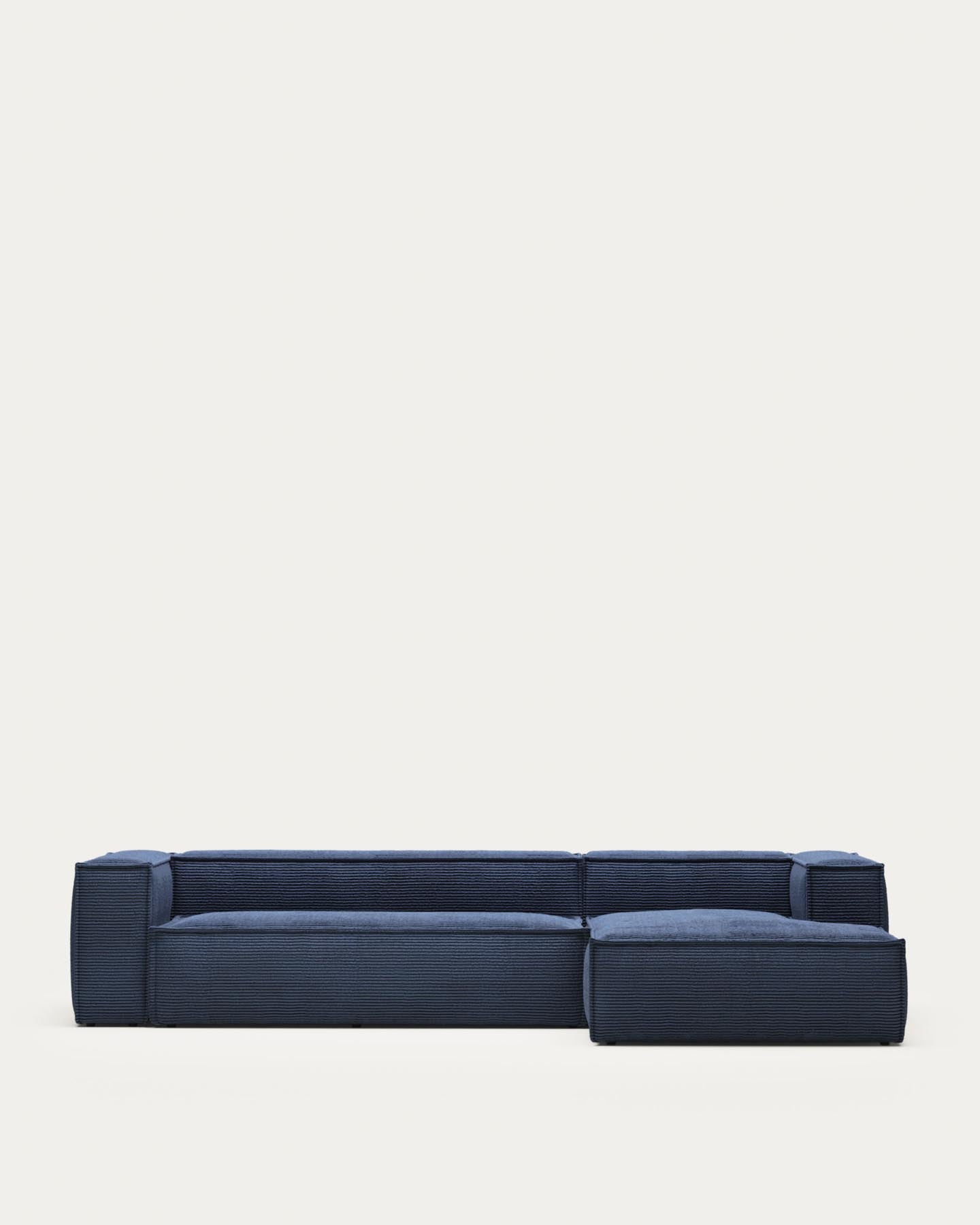 4-Sitzer-Sofa Blok mit Chaiselongue rechts, schwer entflammbar mit dickem, blauem Cord, 330 cm, FSC Mix Credit in Blau präsentiert im Onlineshop von KAQTU Design AG. 4er Sofa ist von Kave Home