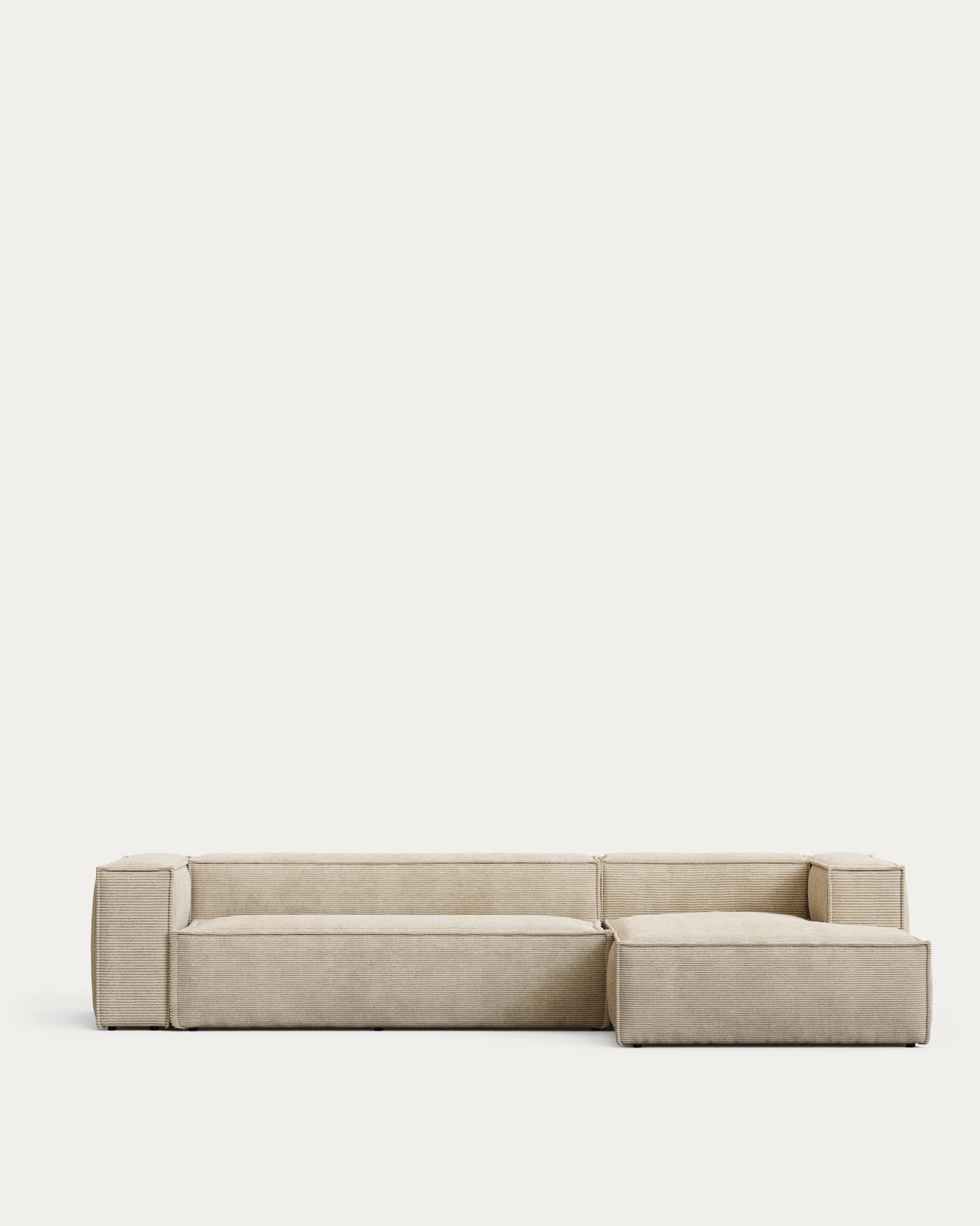 4-Sitzer-Sofa Blok schwer entflammbar mit Chaiselongue rechts und dickem Cord in Ecru 330 cm FSC Mix Credit in Ecru präsentiert im Onlineshop von KAQTU Design AG. L-Sofa rechts ist von Kave Home