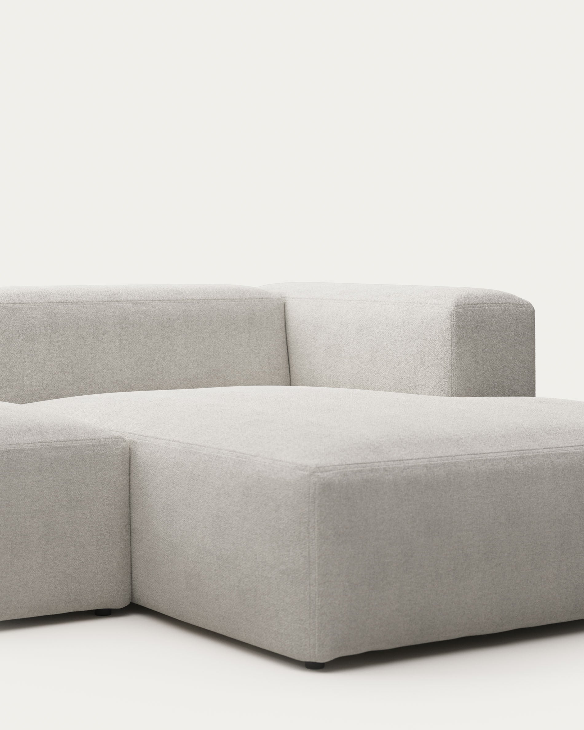 2-Sitzer-Sofa Blok mit Chaiselongue rechts, schwer entflammbar mit weissem Lammfellimitat, 240 cm, FSC Mix Credit in Grau präsentiert im Onlineshop von KAQTU Design AG. 2er Sofa ist von Kave Home