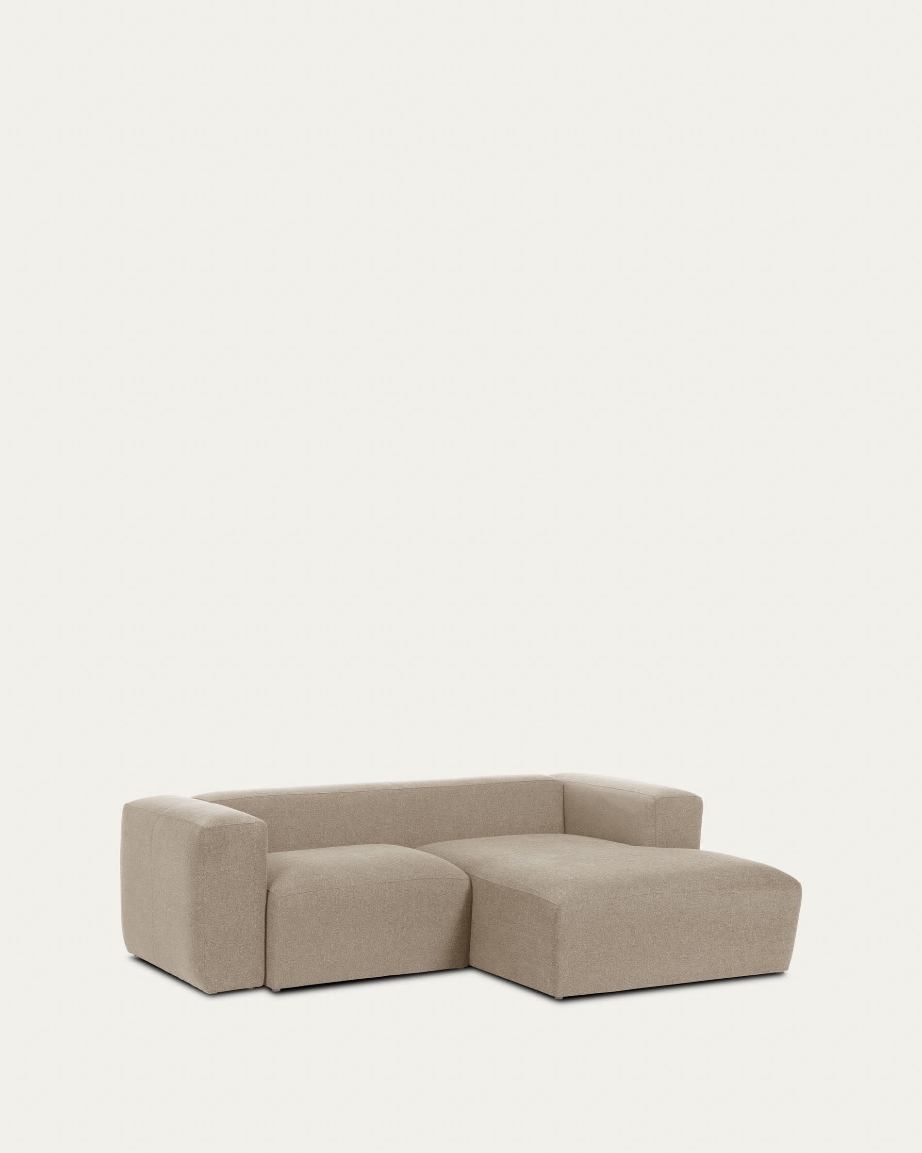 Elegantes 2-Sitzer-Sofa mit Chaiselongue rechts, beige, 240 cm, FSC-zertifiziert, von Kave Home. Stilvoll und nachhaltig.