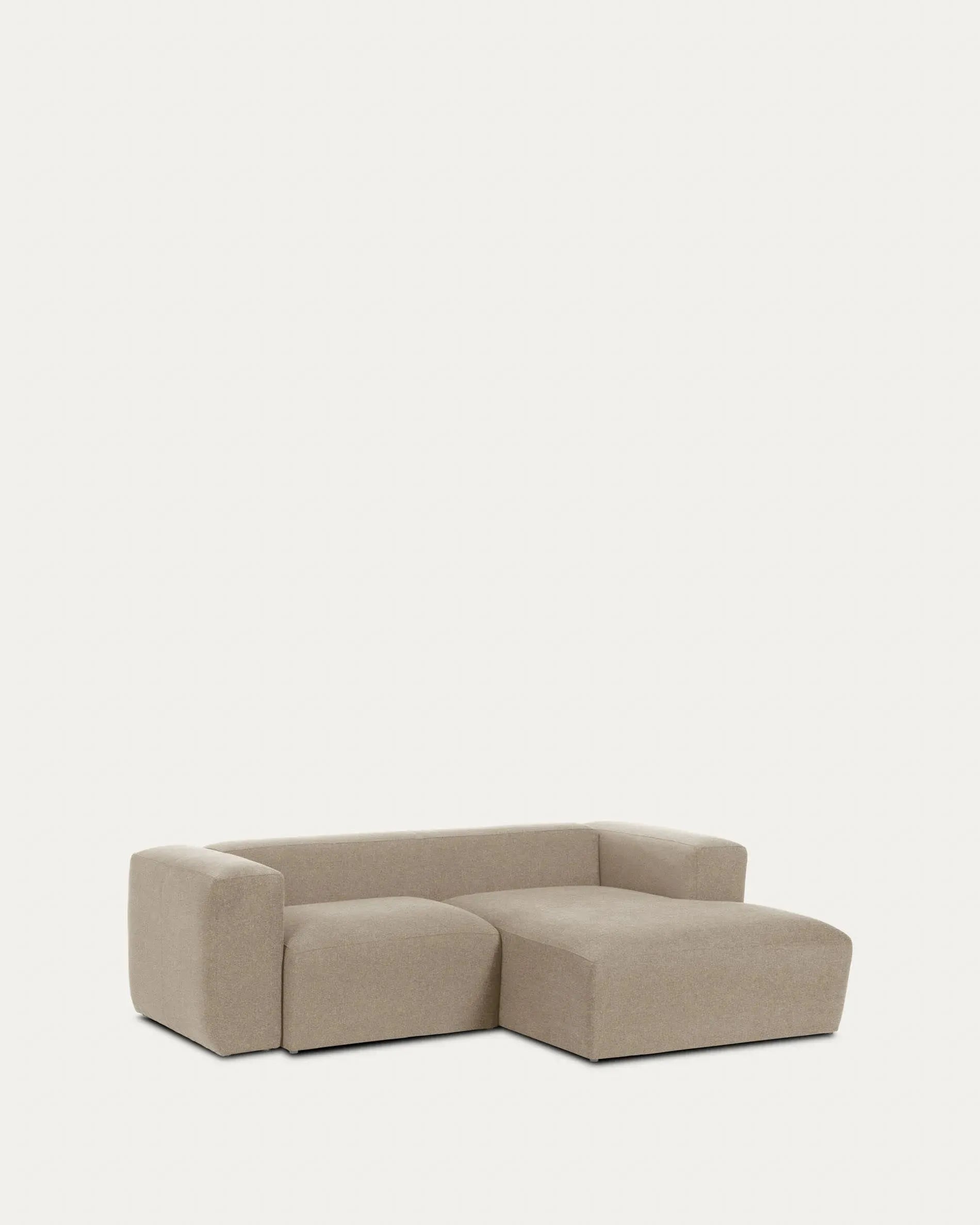 Elegantes 2-Sitzer-Sofa mit rechter Chaiselongue, beige, 240 cm, FSC-zertifiziert, von Kave Home. Stilvoll und bequem.