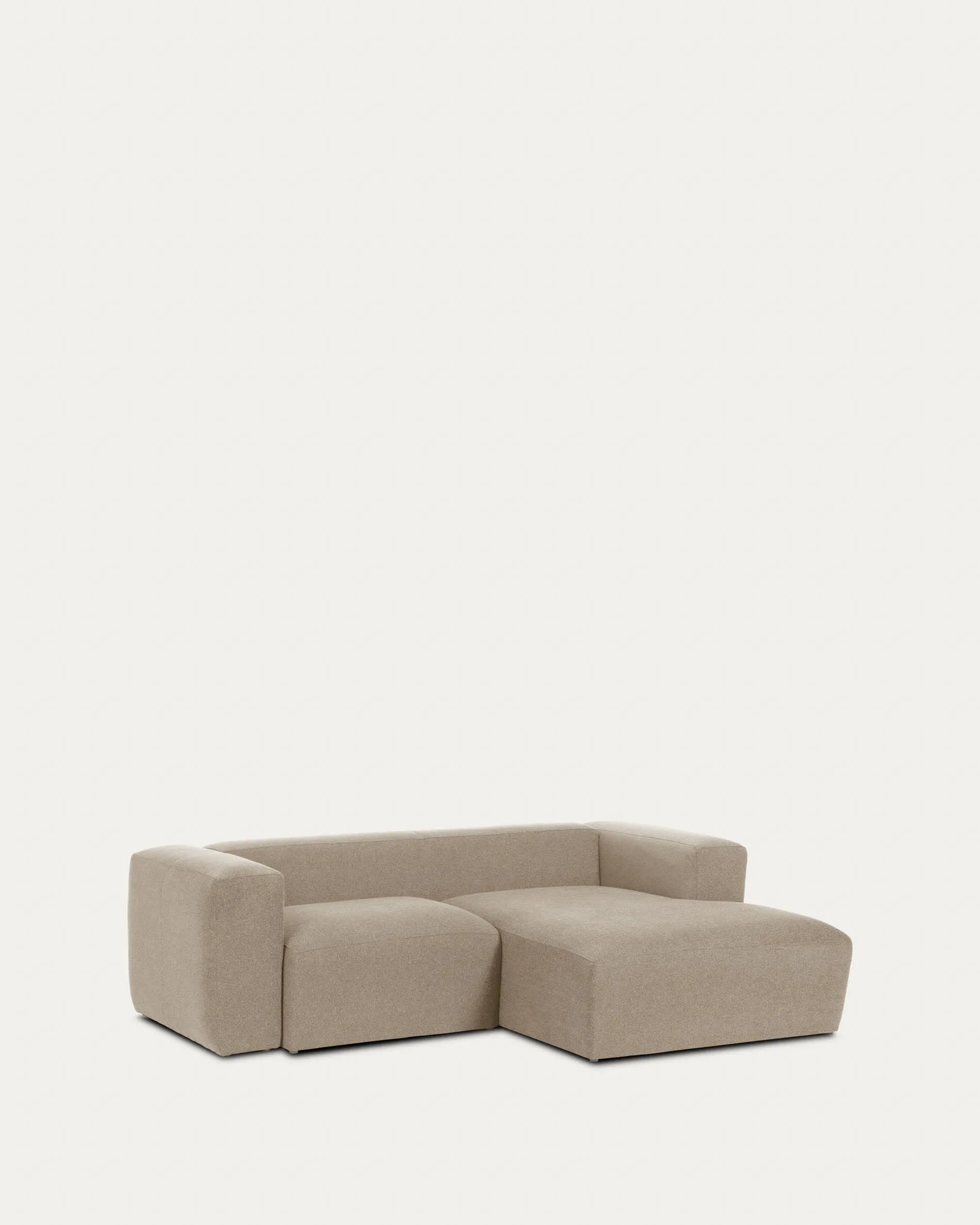 Elegantes 2-Sitzer Sofa mit rechter Chaiselongue in Beige, 240 cm, pflegeleicht, FSC-zertifiziert, von Kave Home.