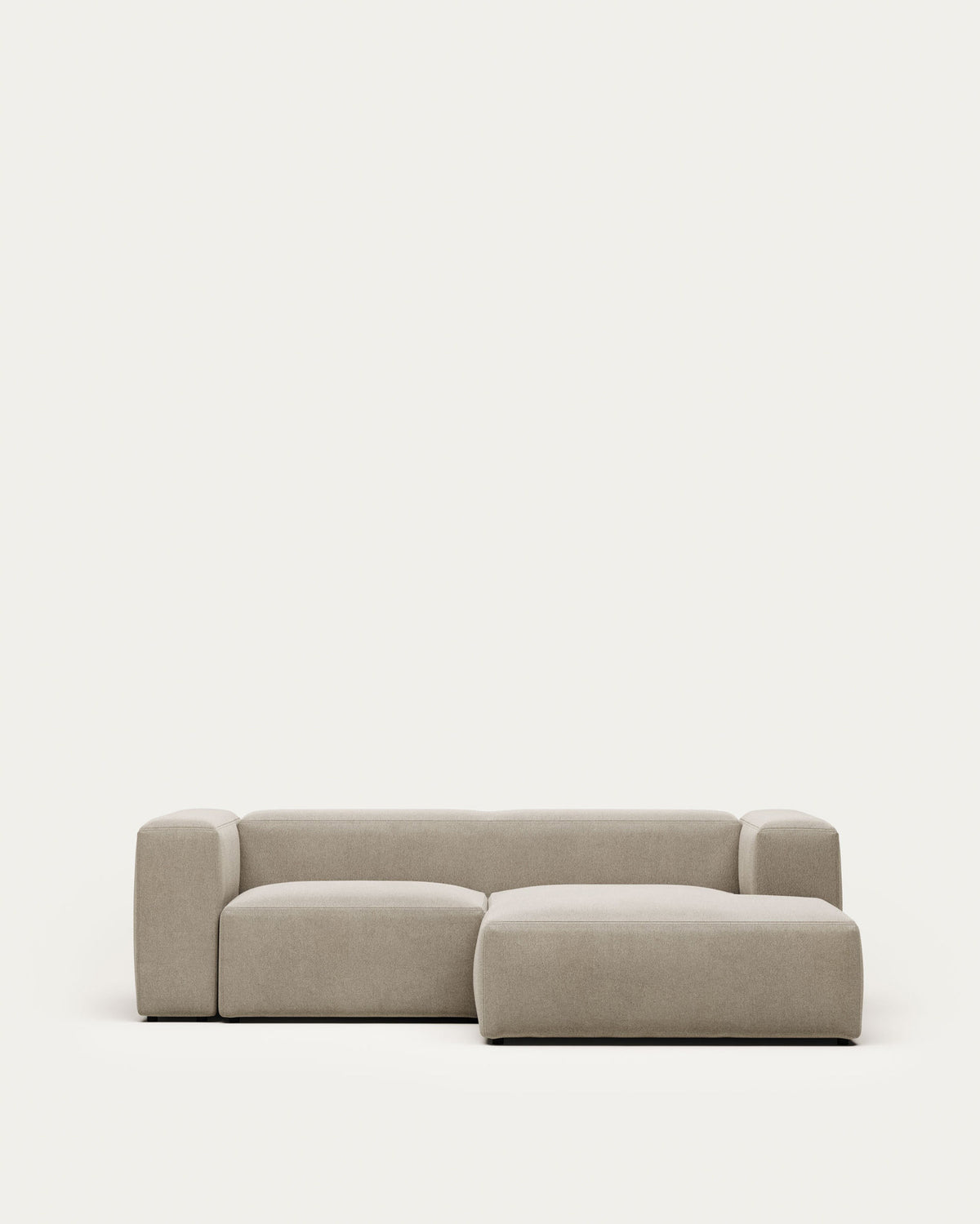 2-Sitzer-Sofa Blok mit Chaiselongue rechts, schwer entflammbar mit beiger Chenille, 240 cm in Beige präsentiert im Onlineshop von KAQTU Design AG. 2er Sofa ist von Kave Home