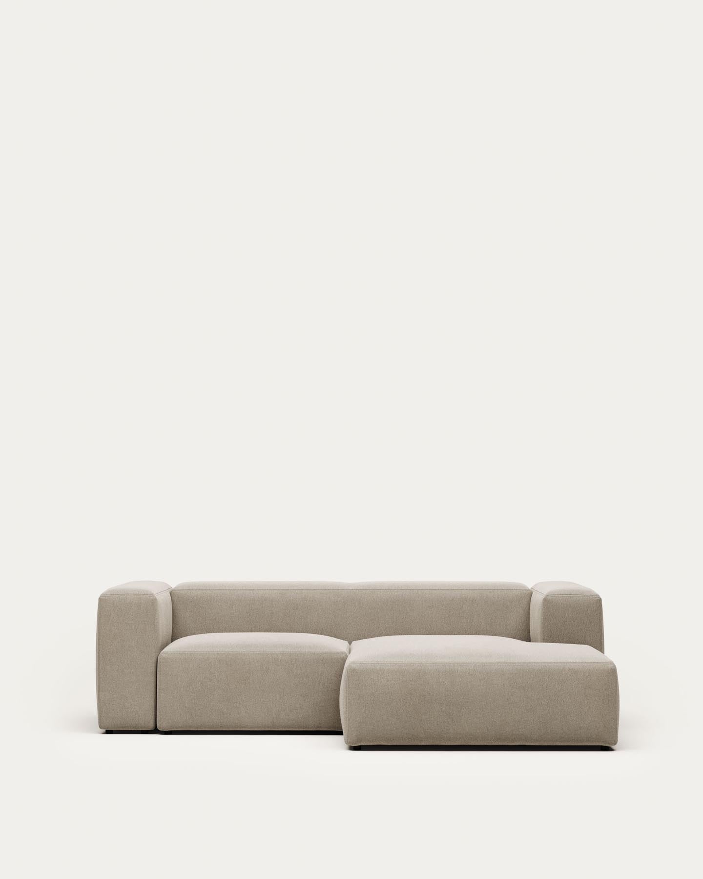 2-Sitzer-Sofa Blok mit Chaiselongue rechts, schwer entflammbar mit beiger Chenille, 240 cm in Beige präsentiert im Onlineshop von KAQTU Design AG. 2er Sofa ist von Kave Home
