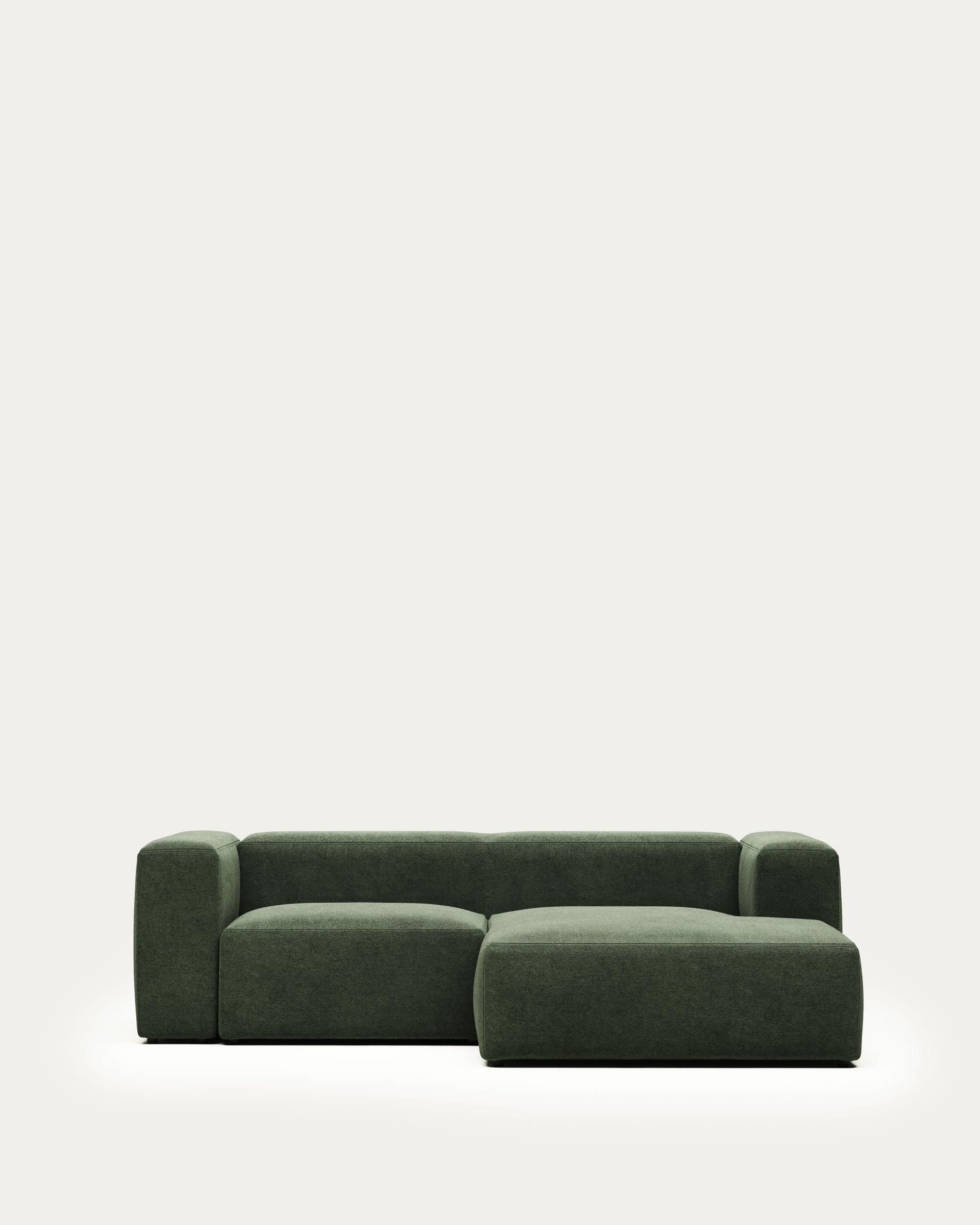 2-Sitzer-Sofa Blok mit Chaiselongue rechts, schwer entflammbar mit grüner Chenille, 240 cm in Grün präsentiert im Onlineshop von KAQTU Design AG. 2er Sofa ist von Kave Home