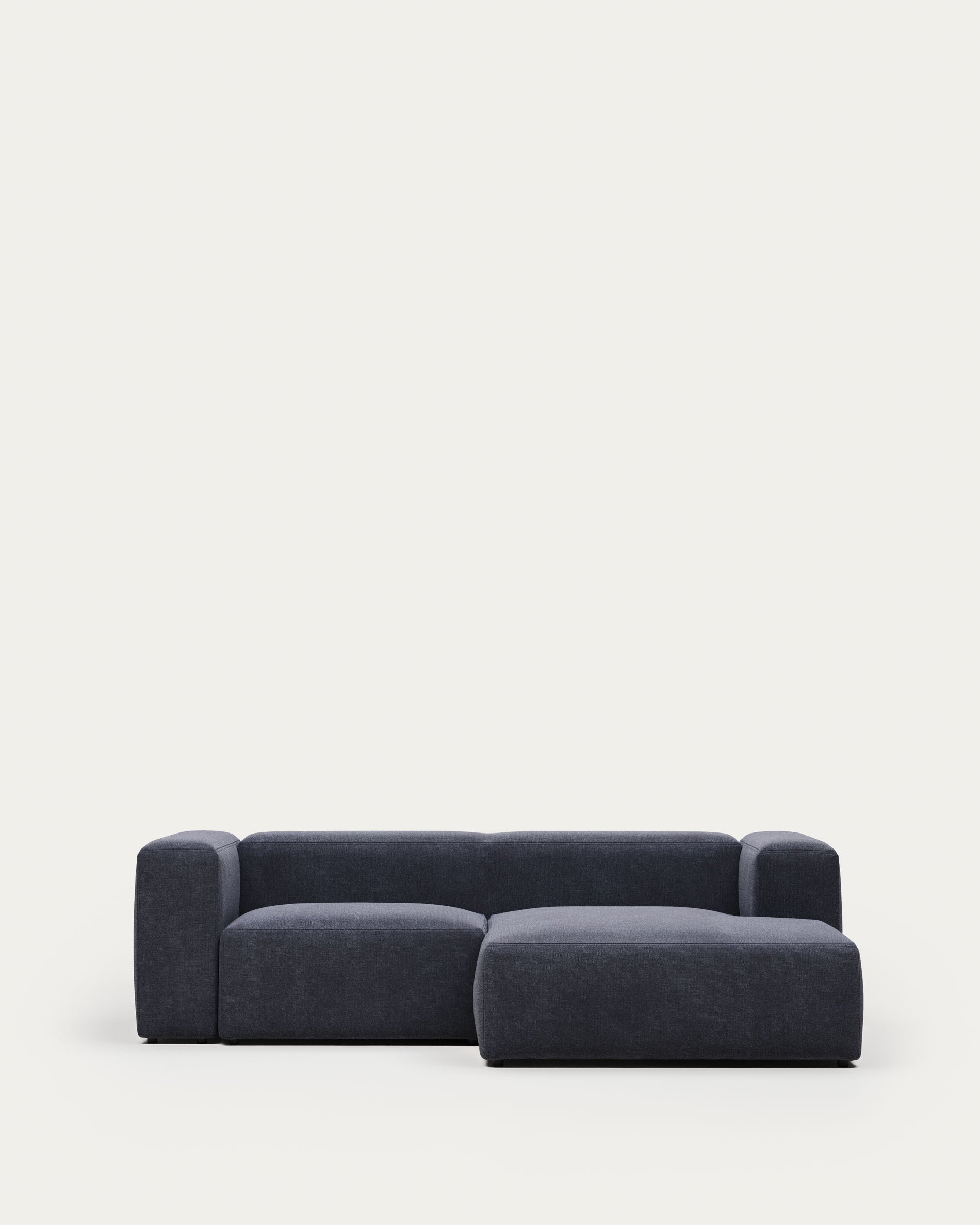 2-Sitzer-Sofa Blok mit Chaiselongue rechts, schwer entflammbar mit blauer Chenille, 240 cm in Blau präsentiert im Onlineshop von KAQTU Design AG. 2er Sofa ist von Kave Home