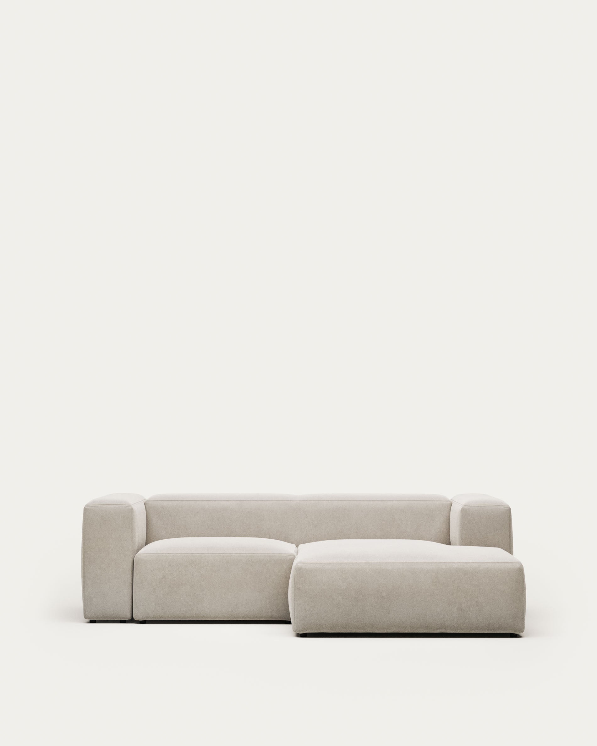 2-Sitzer-Sofa Blok mit Chaiselongue rechts, schwer entflammbar mit weisser Chenille, 240 cm in Grau präsentiert im Onlineshop von KAQTU Design AG. 2er Sofa ist von Kave Home