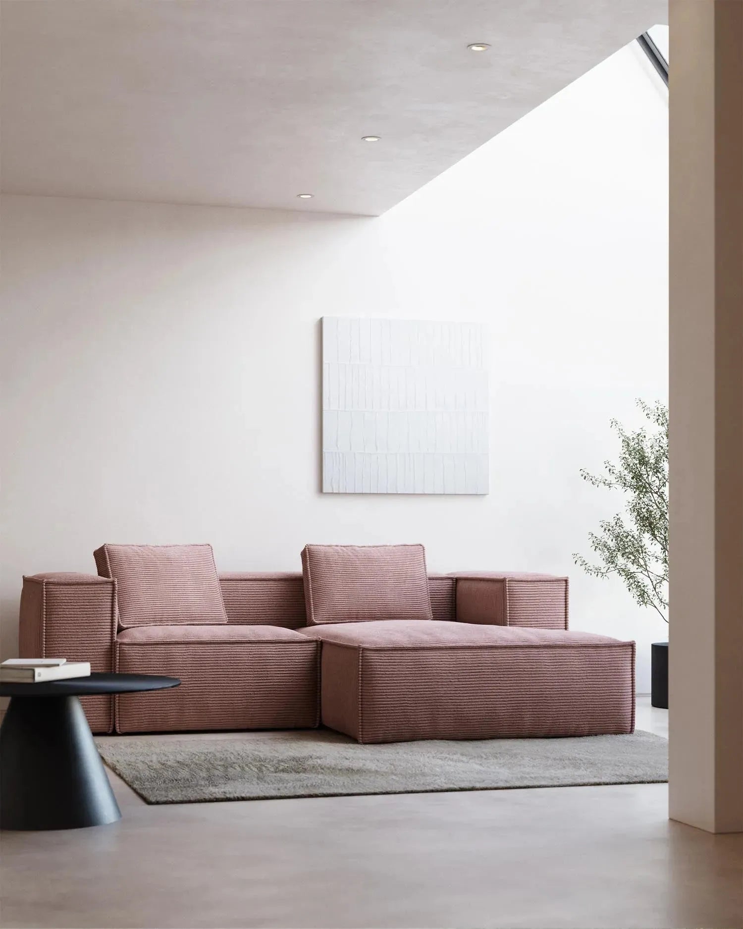 Elegantes 2-Sitzer-Sofa mit Chaiselongue rechts, rosa Cordbezug, 240 cm breit, stilvoll und komfortabel von Kave Home.
