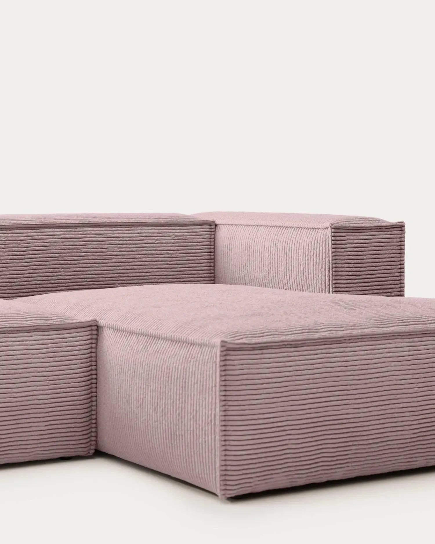 Elegantes 2-Sitzer-Sofa mit rechter Chaiselongue, rosa Cordbezug, 240 cm breit, stilvolles Design von Kave Home.